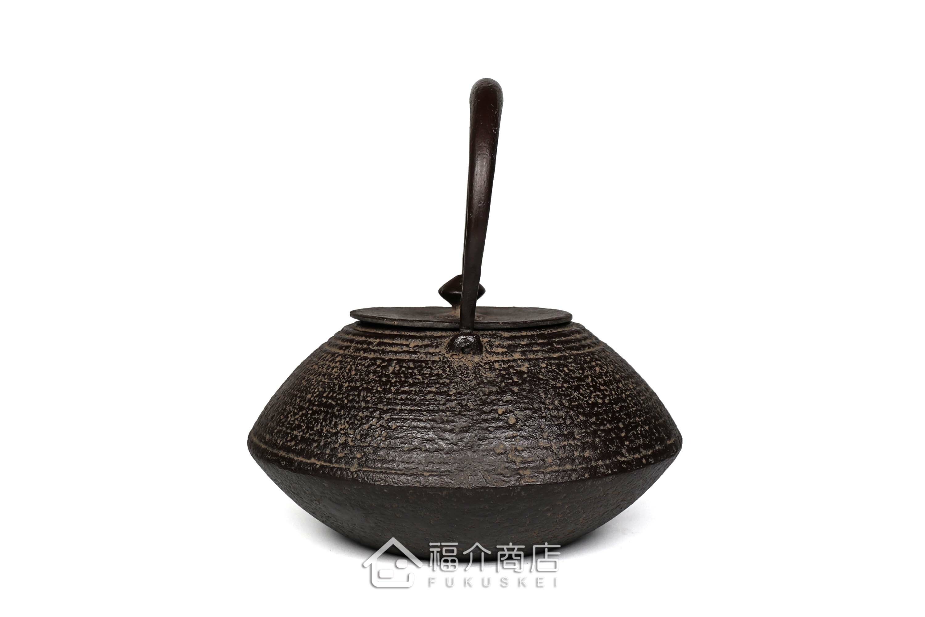 煮水泡茶用的鐵壺，壺身設計成石庭紋