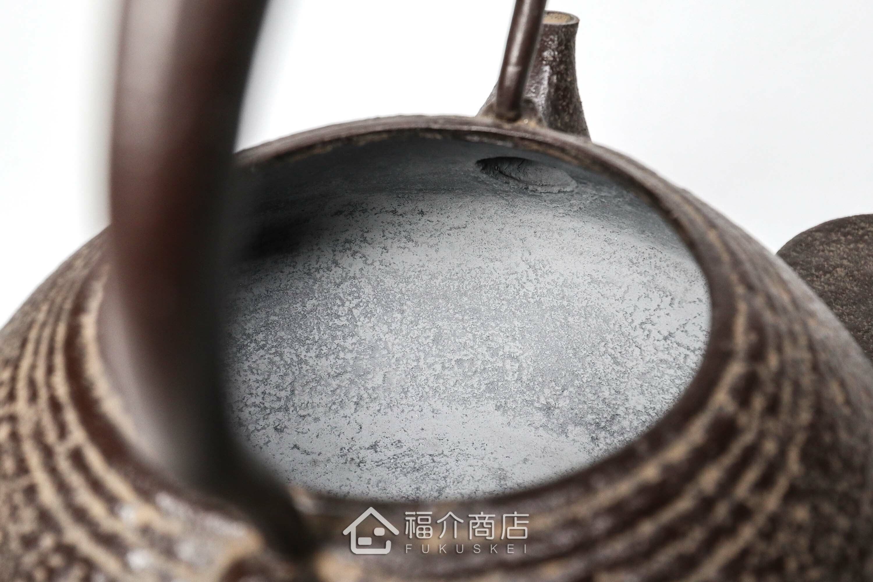 煮水泡茶用的鐵壺，壺身設計成石庭紋