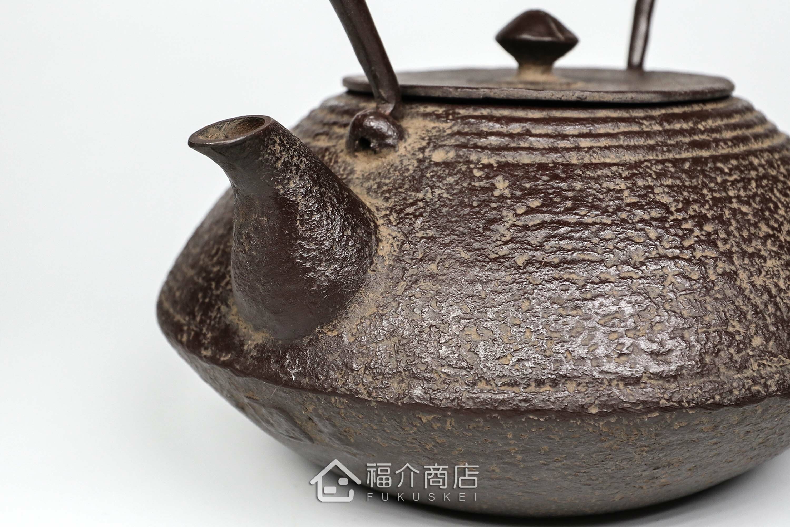 煮水泡茶用的鐵壺，壺身設計成石庭紋