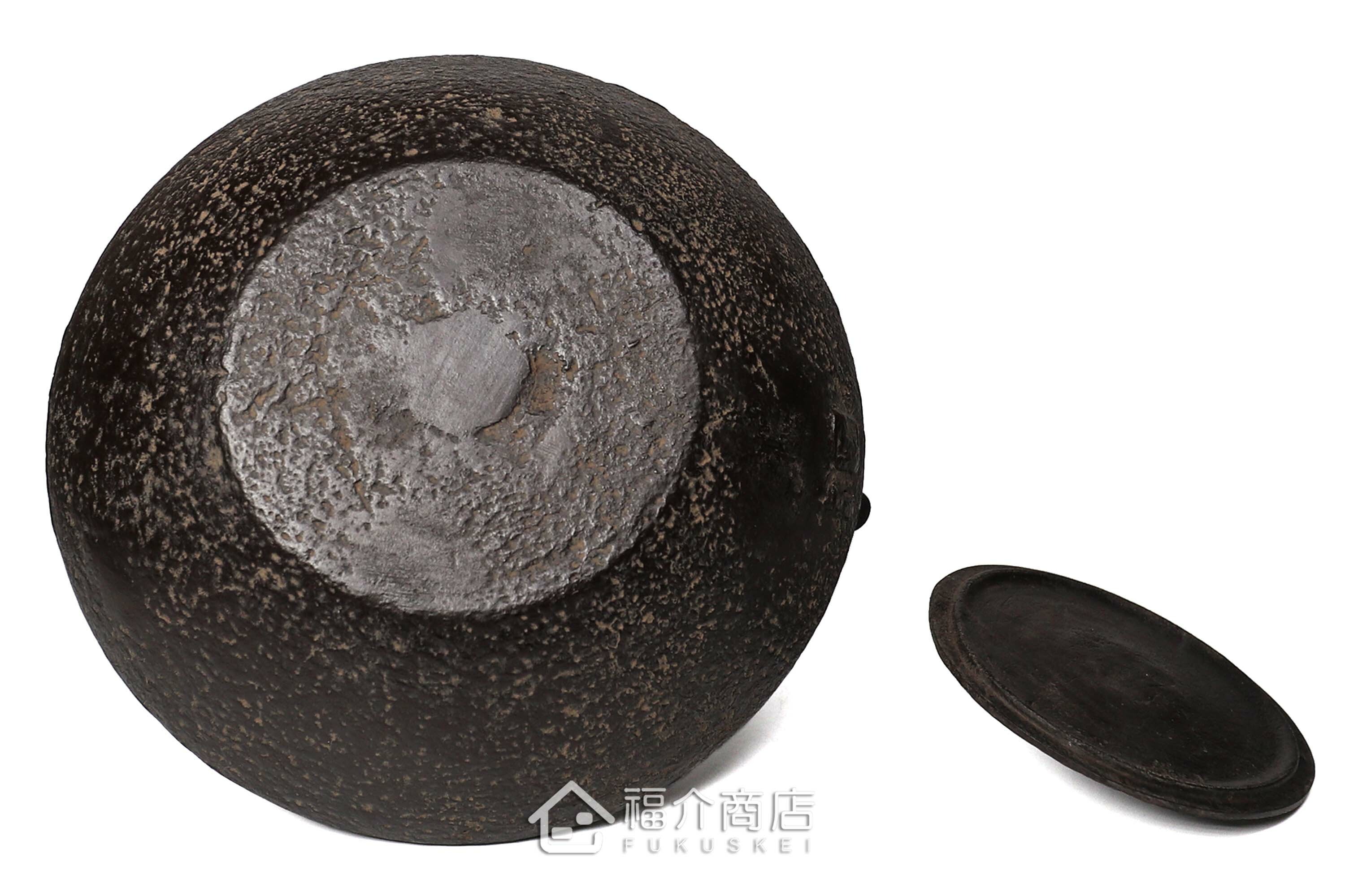 煮水泡茶用的鐵壺，壺身設計成石庭紋