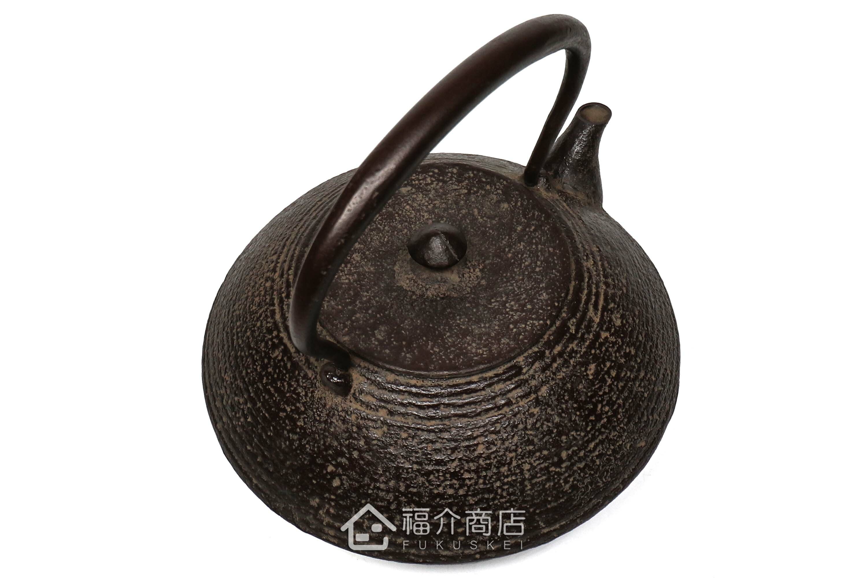 煮水泡茶用的鐵壺，壺身設計成石庭紋