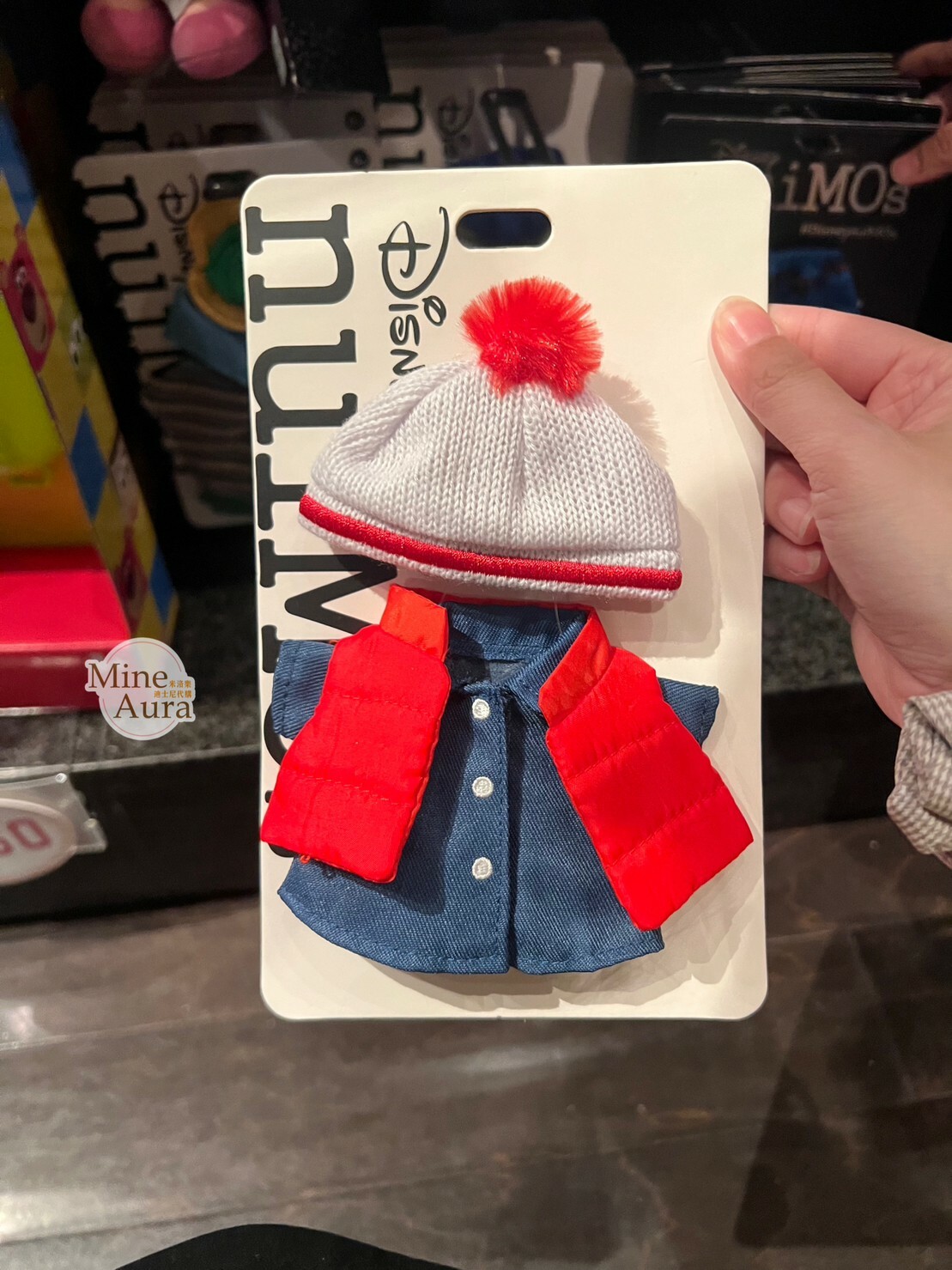 (特價現貨) nuiMOs 灰色毛帽 紅背心 牛仔襯衫 套裝 造型服裝 (無娃娃) -香港迪士尼樂園