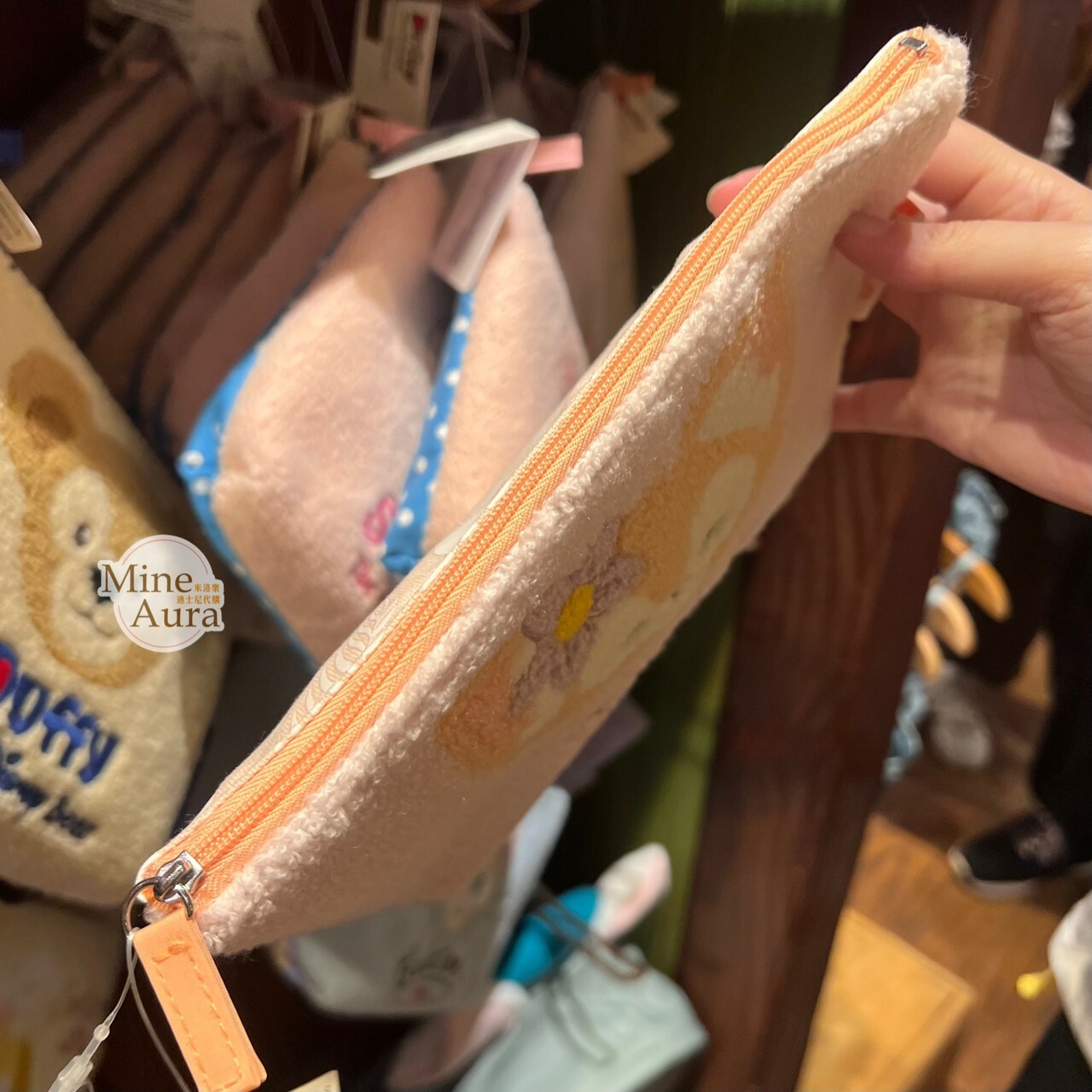 (現貨) 玲娜貝兒 Lina bell 刺繡 毛巾布 收納包 化妝包 -香港迪士尼樂園