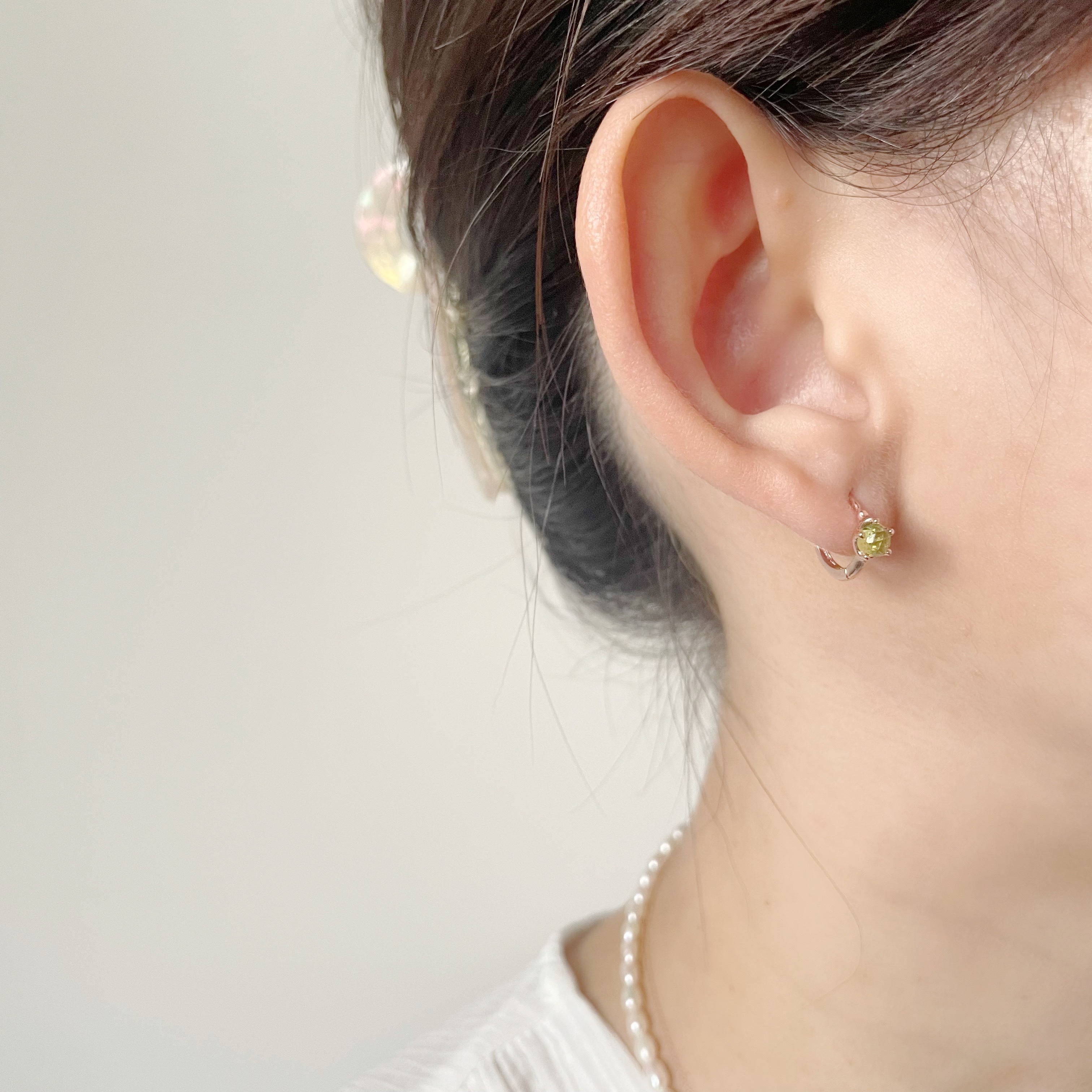 小皇冠橄欖石扣式耳圈