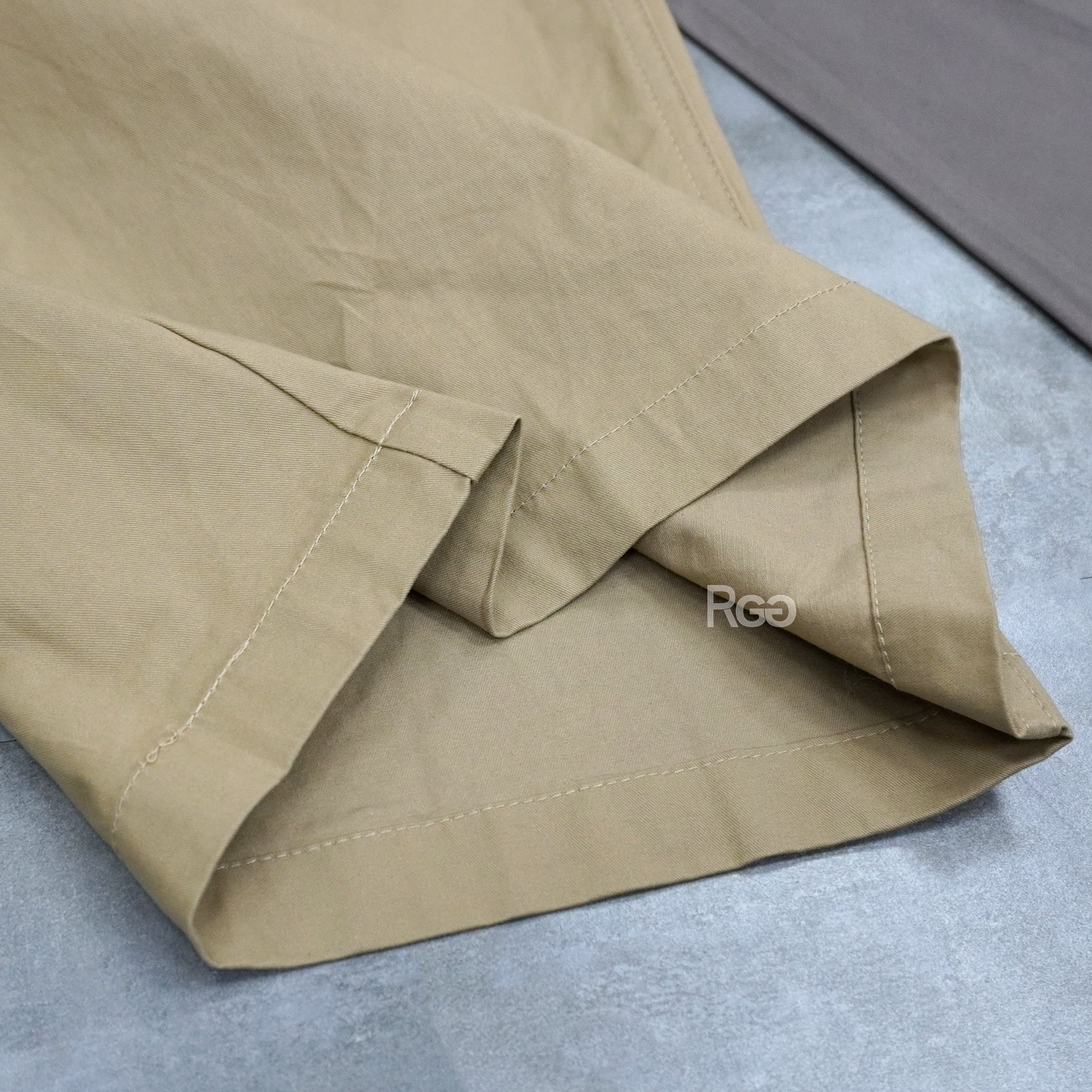 內抽繩多口袋寬版工裝長褲卡其色材質細節照