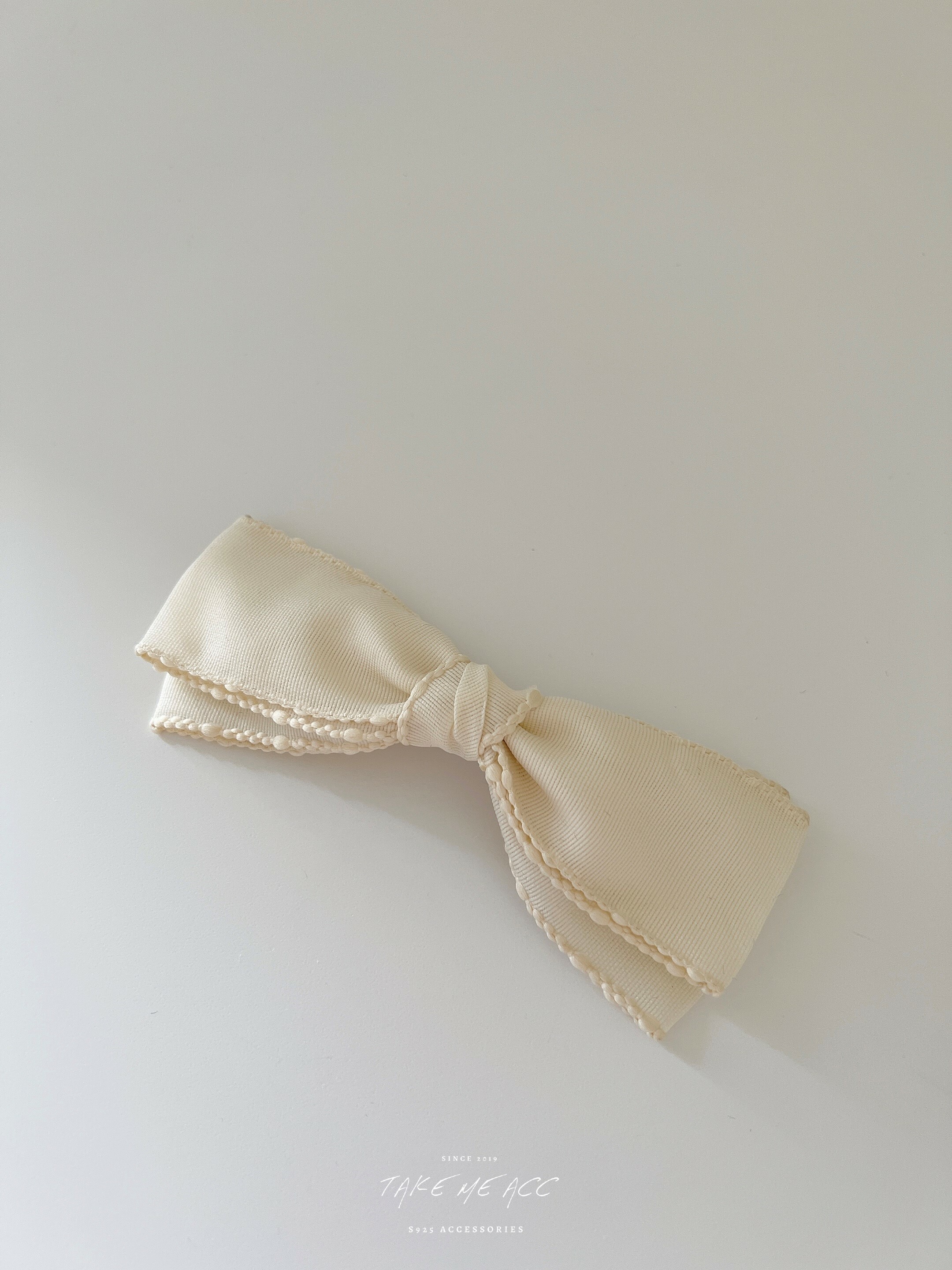 細節很美的米白蝴蝶結髮飾｜韓國連線