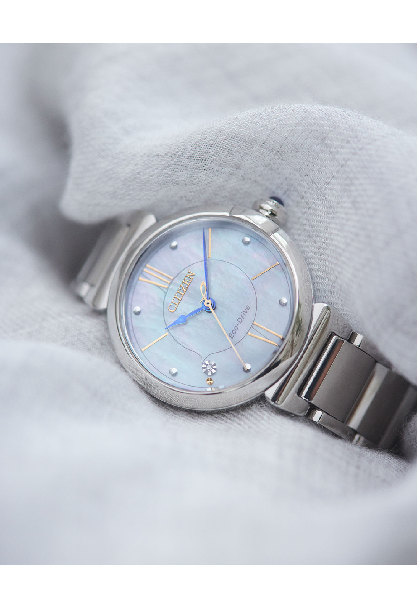 萬年鐘錶 - Citizen 星辰錶   L系列 幸福鈴蘭光動能女錶 EM1070-83D  錶徑 29.5MM