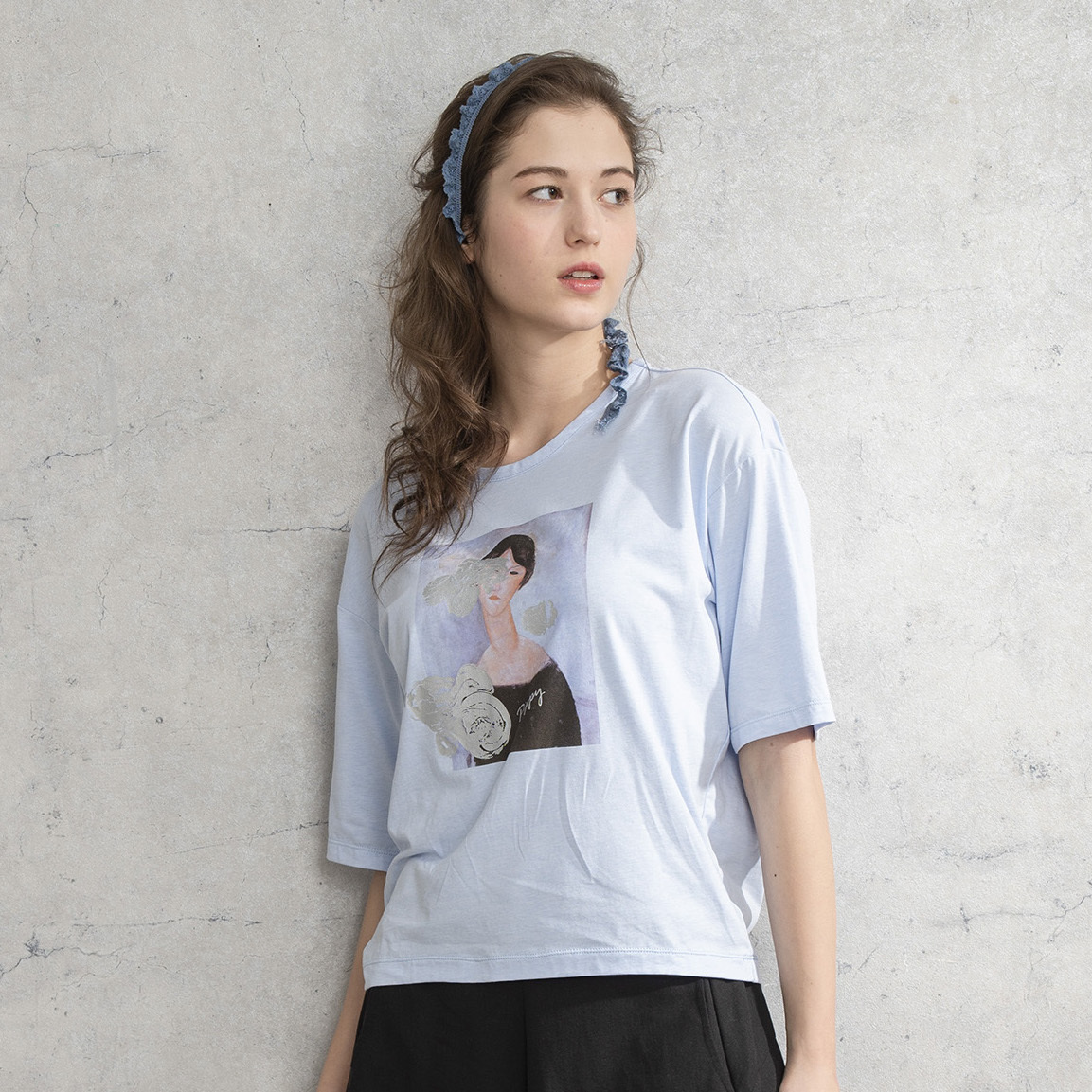 PIPPY藝文印花落肩彈性棉圓領T恤 藍