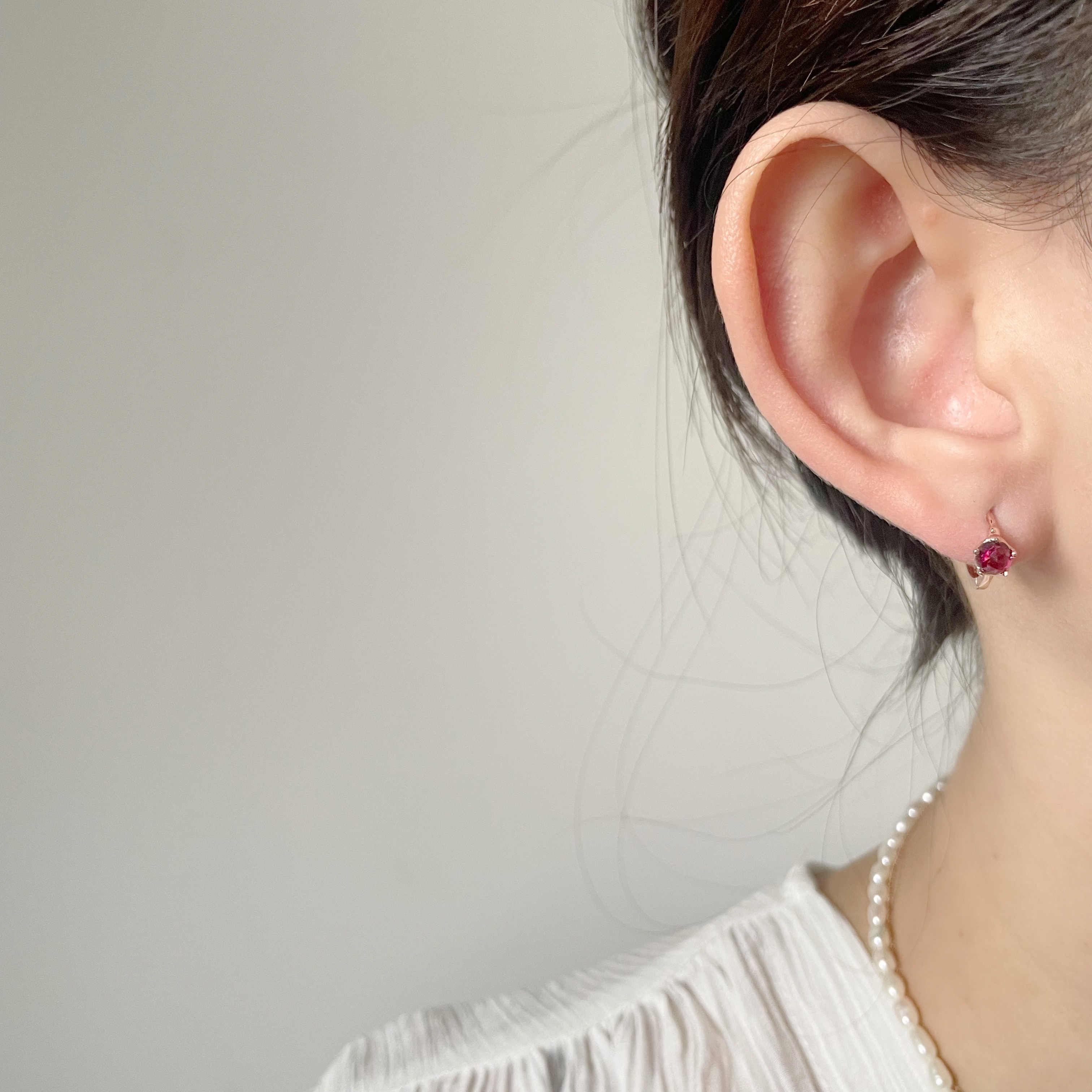 小皇冠玫瑰石榴石扣式耳圈