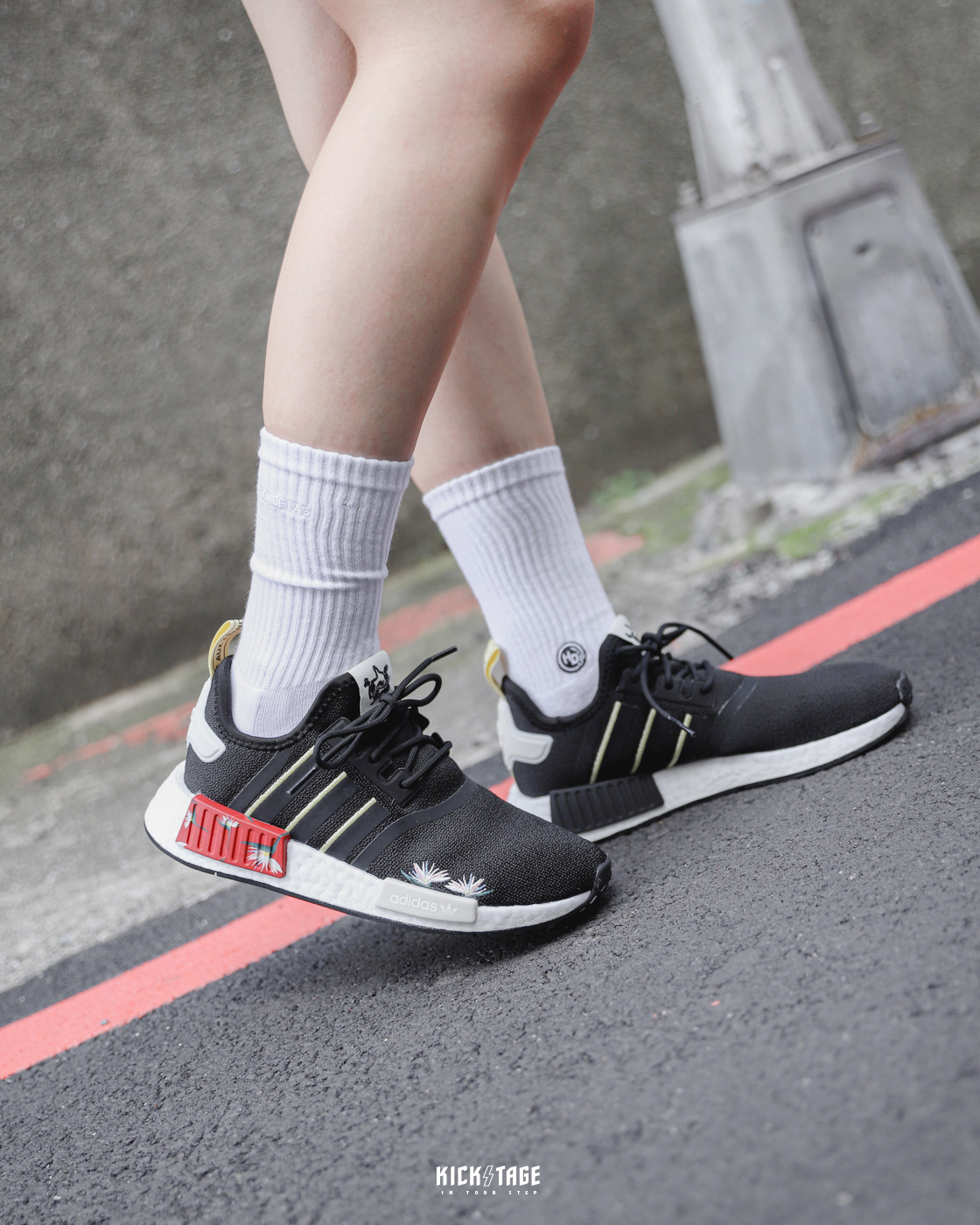 女鞋 聯名款 THEBE MAGUGU x ADIDAS ORIGINALS NMD R1 黑紅 花卉 BOOST 休閒鞋【GX2074】