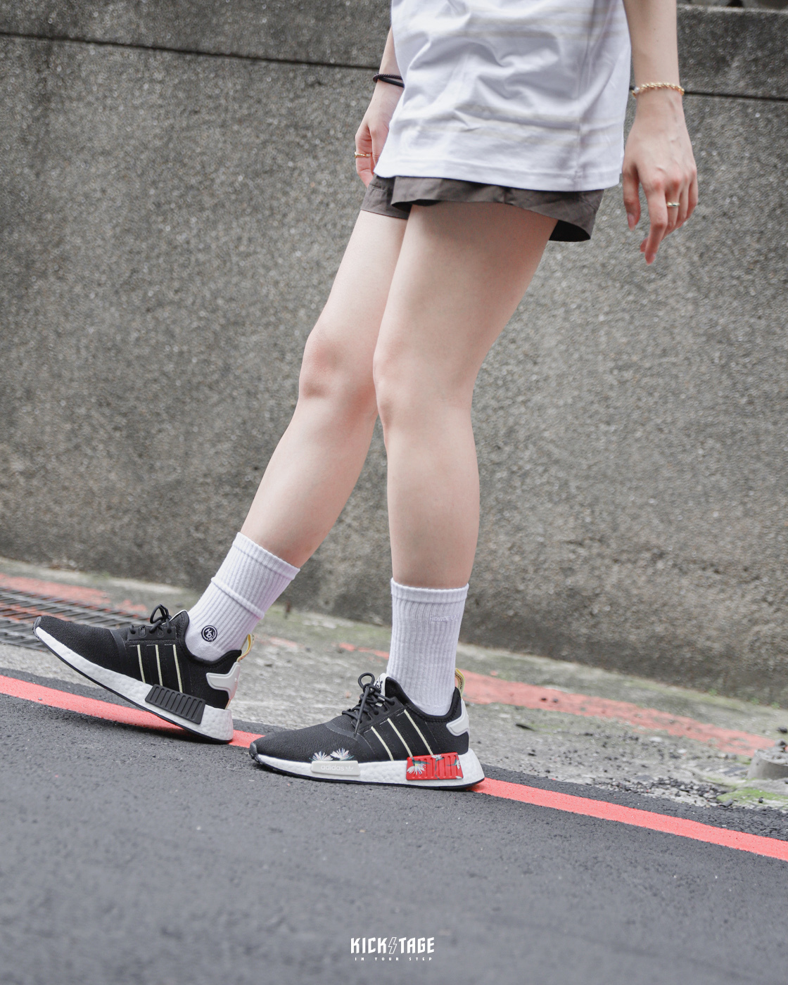 女鞋 聯名款 THEBE MAGUGU x ADIDAS ORIGINALS NMD R1 黑紅 花卉 BOOST 休閒鞋【GX2074】