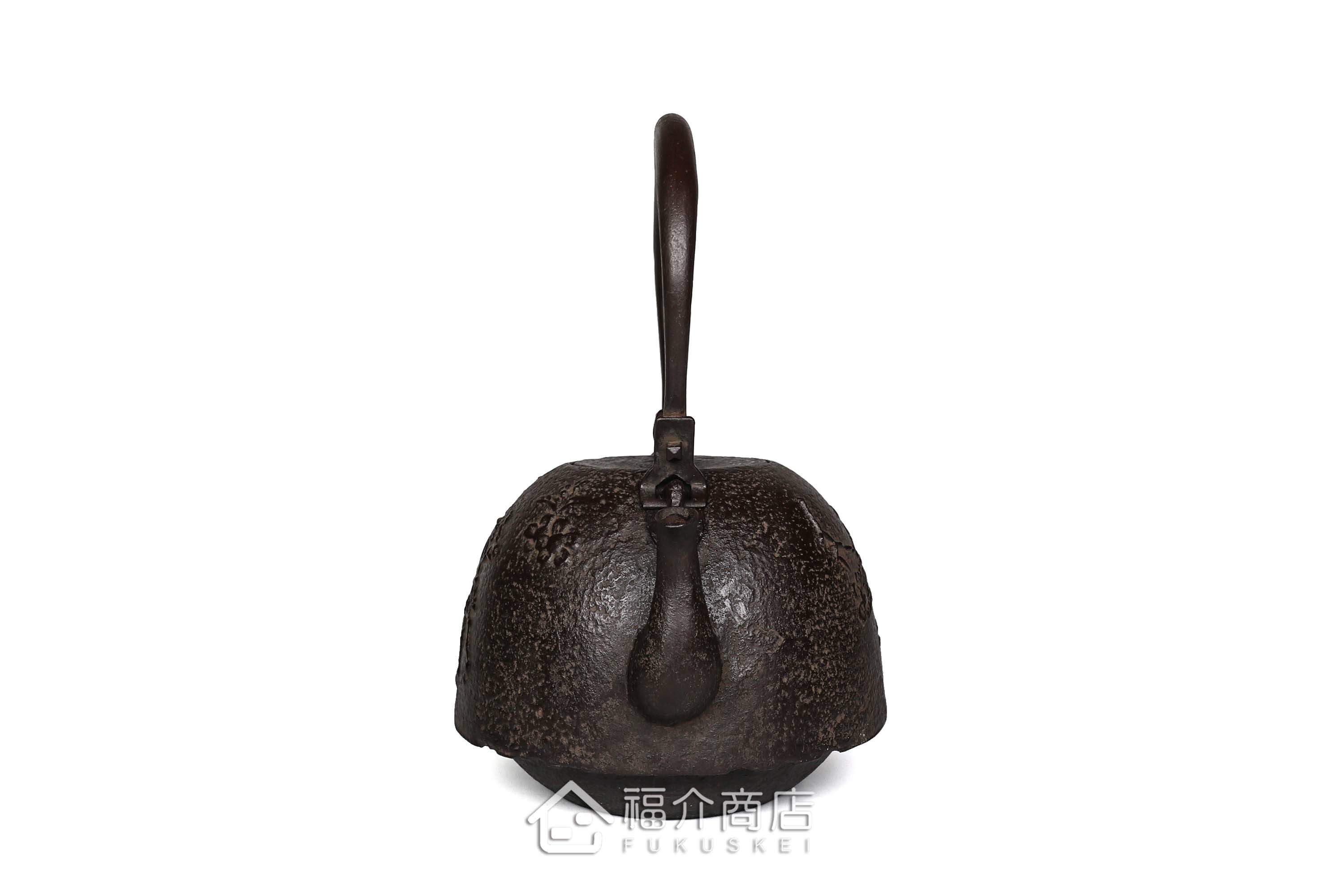 煮水泡茶用的鐵壺，壺身設計成駿馬圖紋