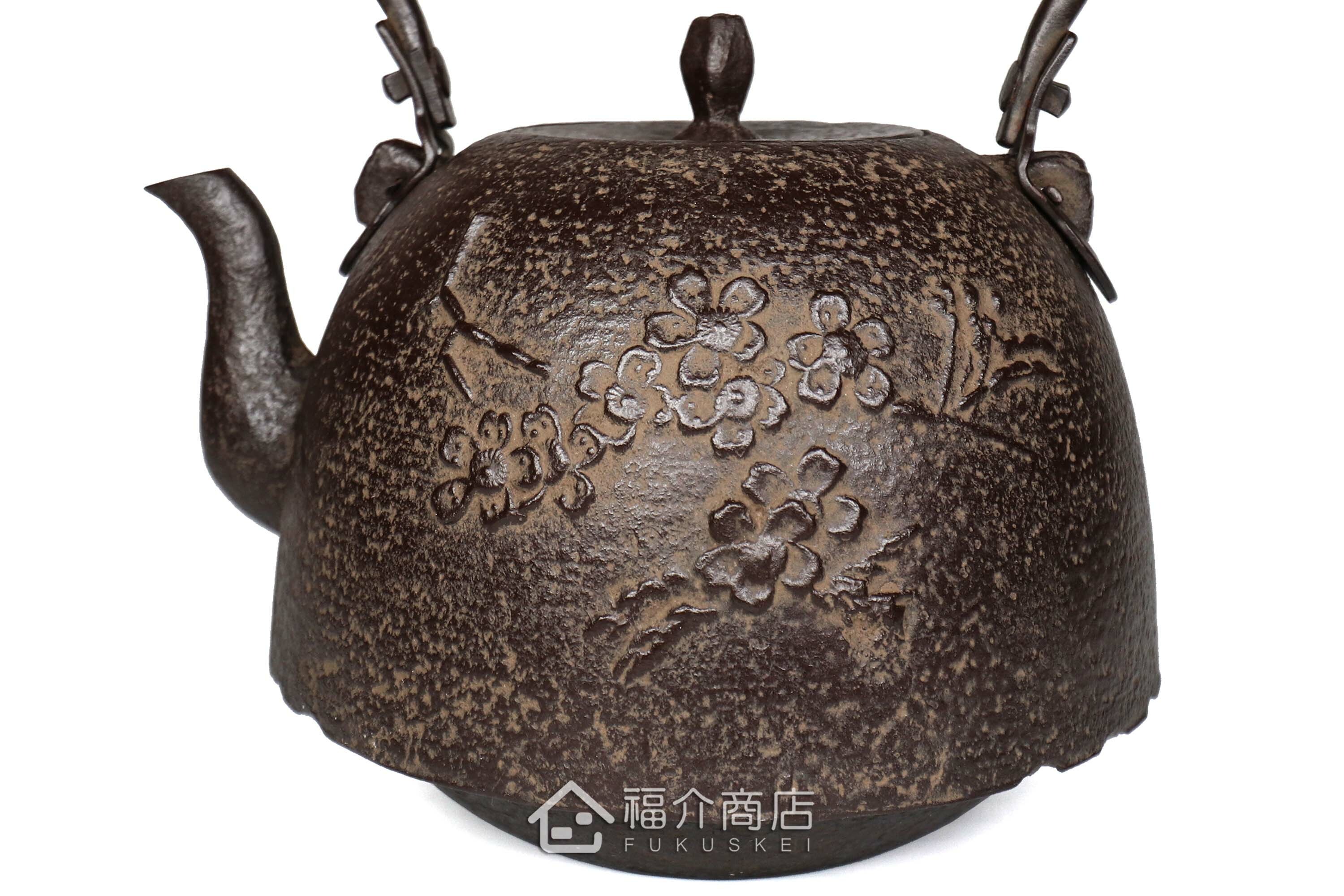 煮水泡茶用的鐵壺，壺身設計成駿馬圖紋