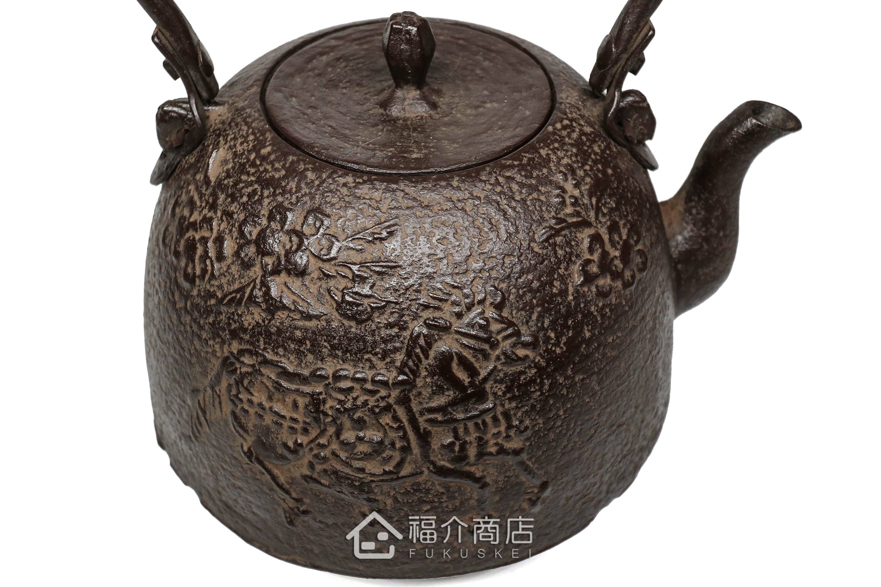 煮水泡茶用的鐵壺，壺身設計成駿馬圖紋