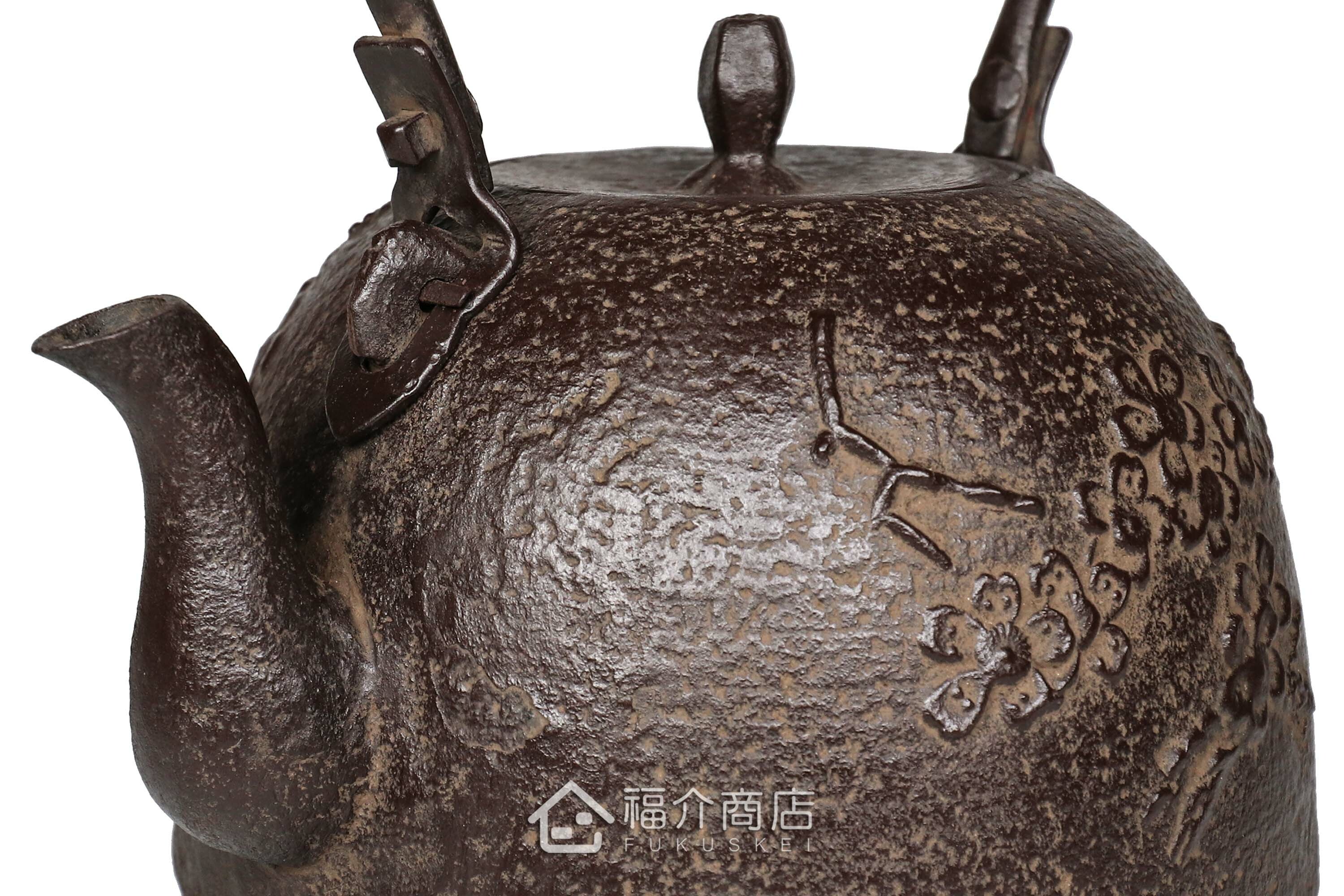 煮水泡茶用的鐵壺，壺身設計成駿馬圖紋