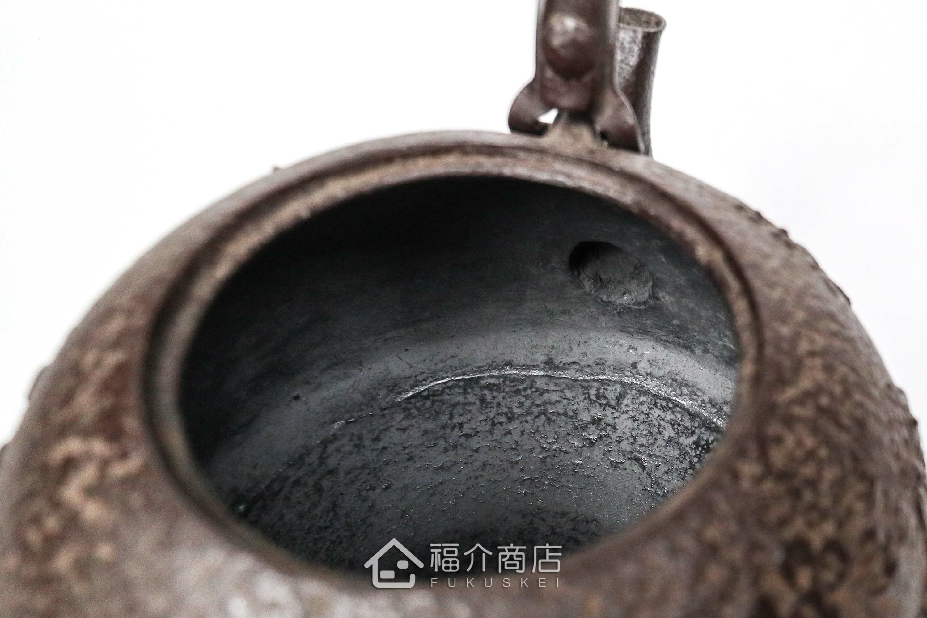 煮水泡茶用的鐵壺，壺身設計成駿馬圖紋