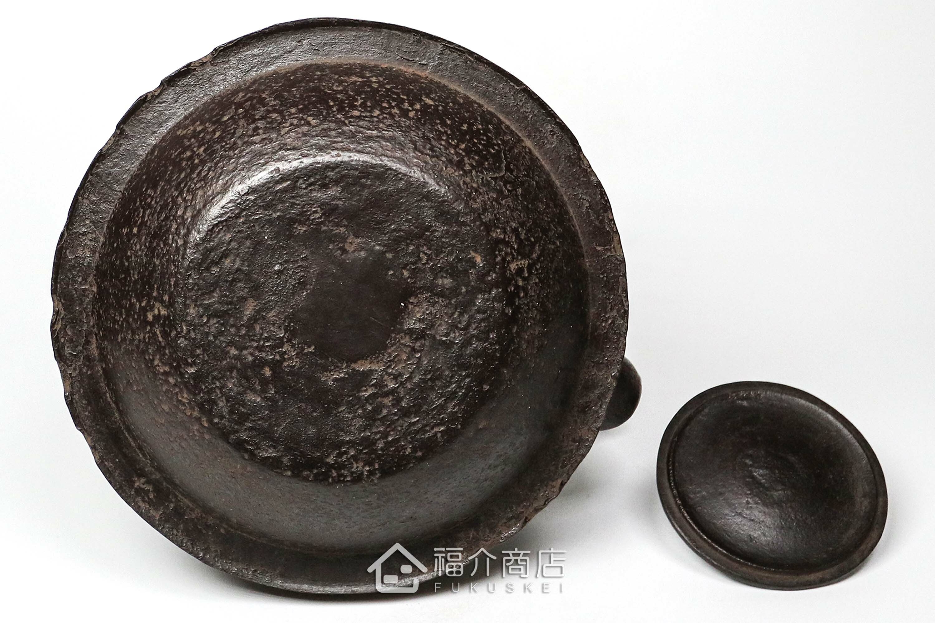 煮水泡茶用的鐵壺，壺身設計成駿馬圖紋