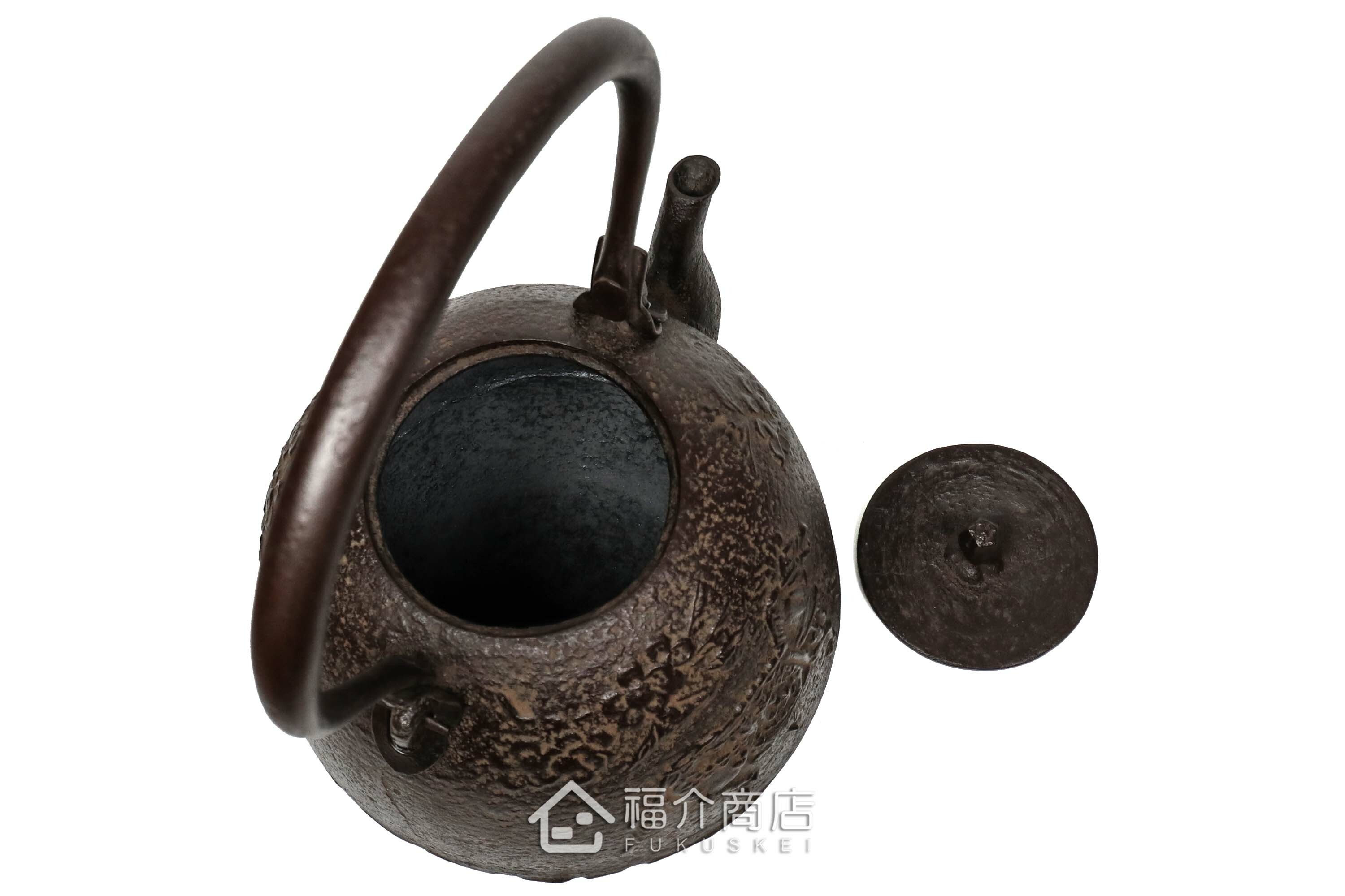 煮水泡茶用的鐵壺，壺身設計成駿馬圖紋