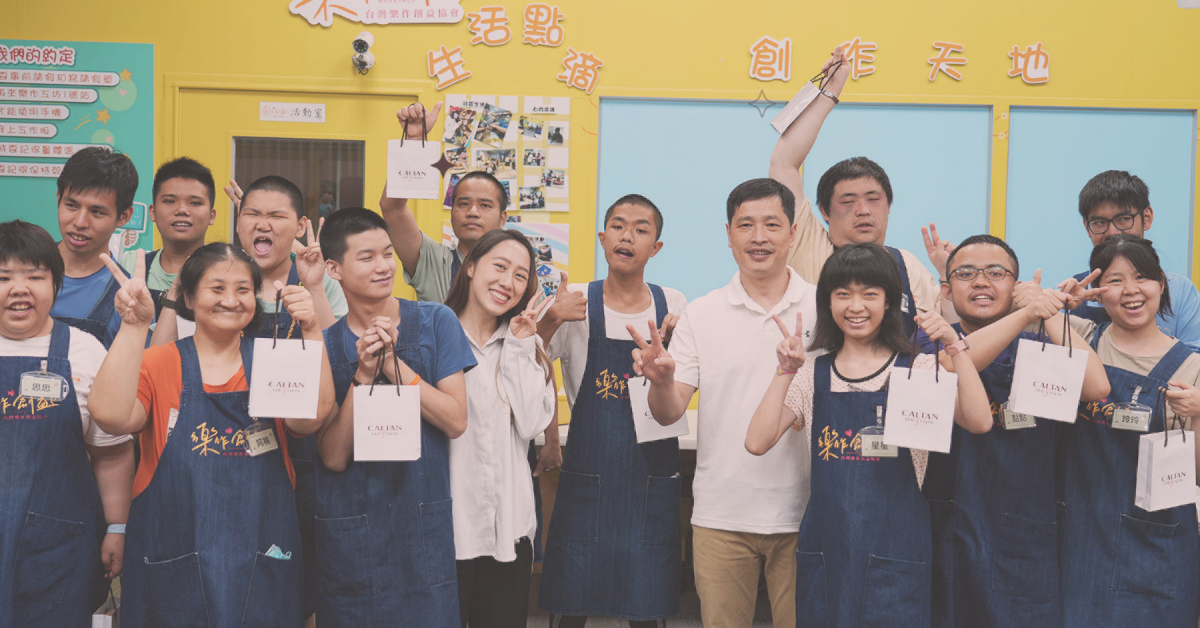 caltan和樂兒拿著自己包裝的禮盒合照