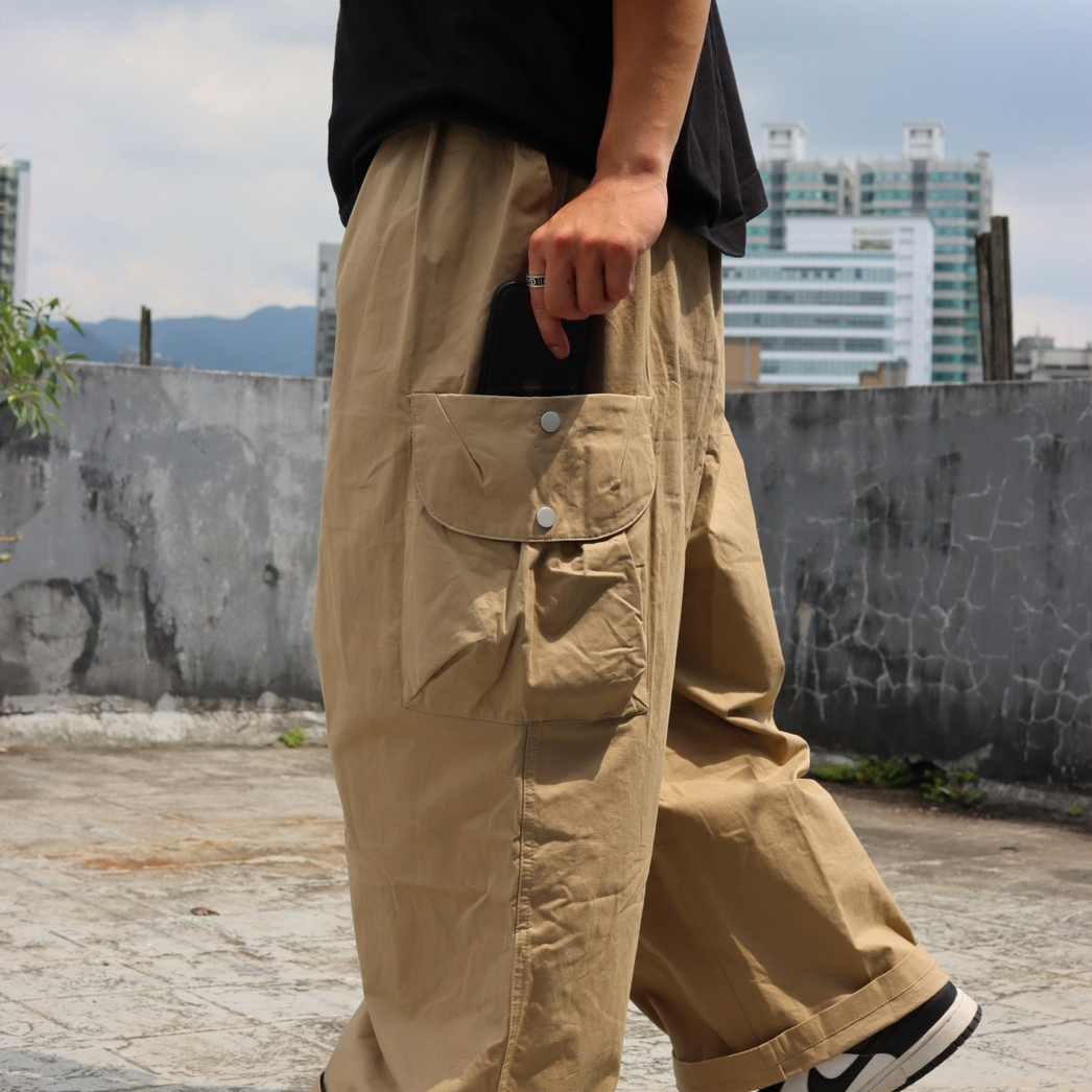 男模穿著內抽繩多口袋寬版工裝長褲卡其色