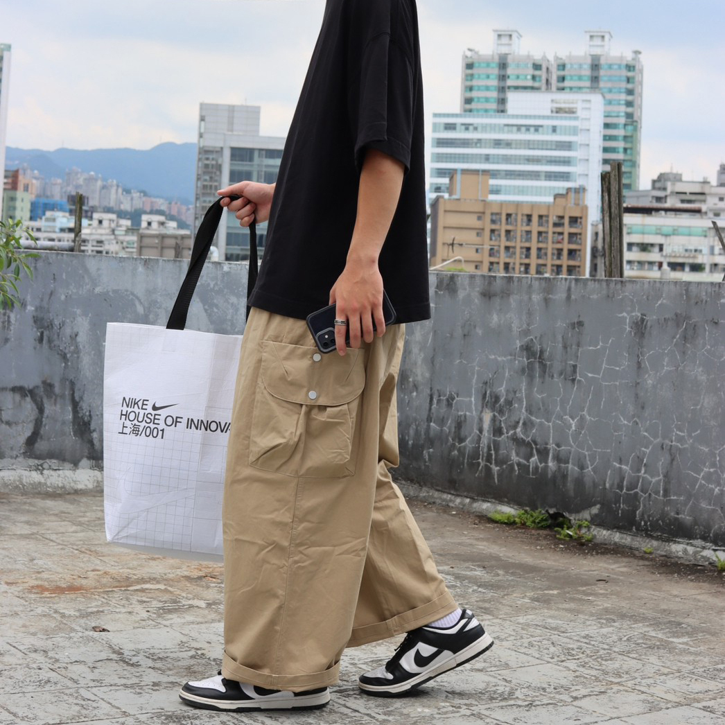 男模穿著內抽繩多口袋寬版工裝長褲卡其色