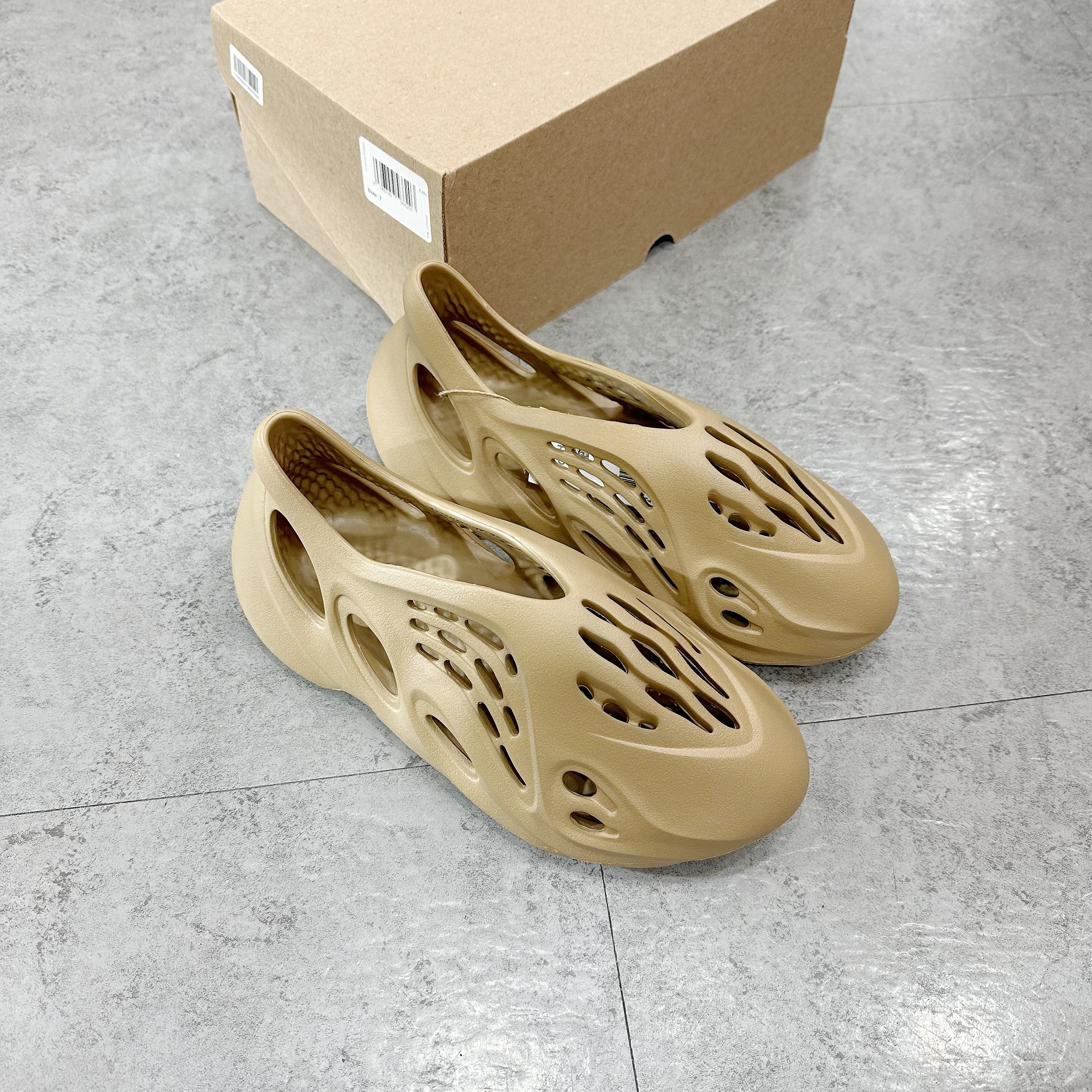 adidas Yeezy Foam RNR Clay Taupe  GV6842