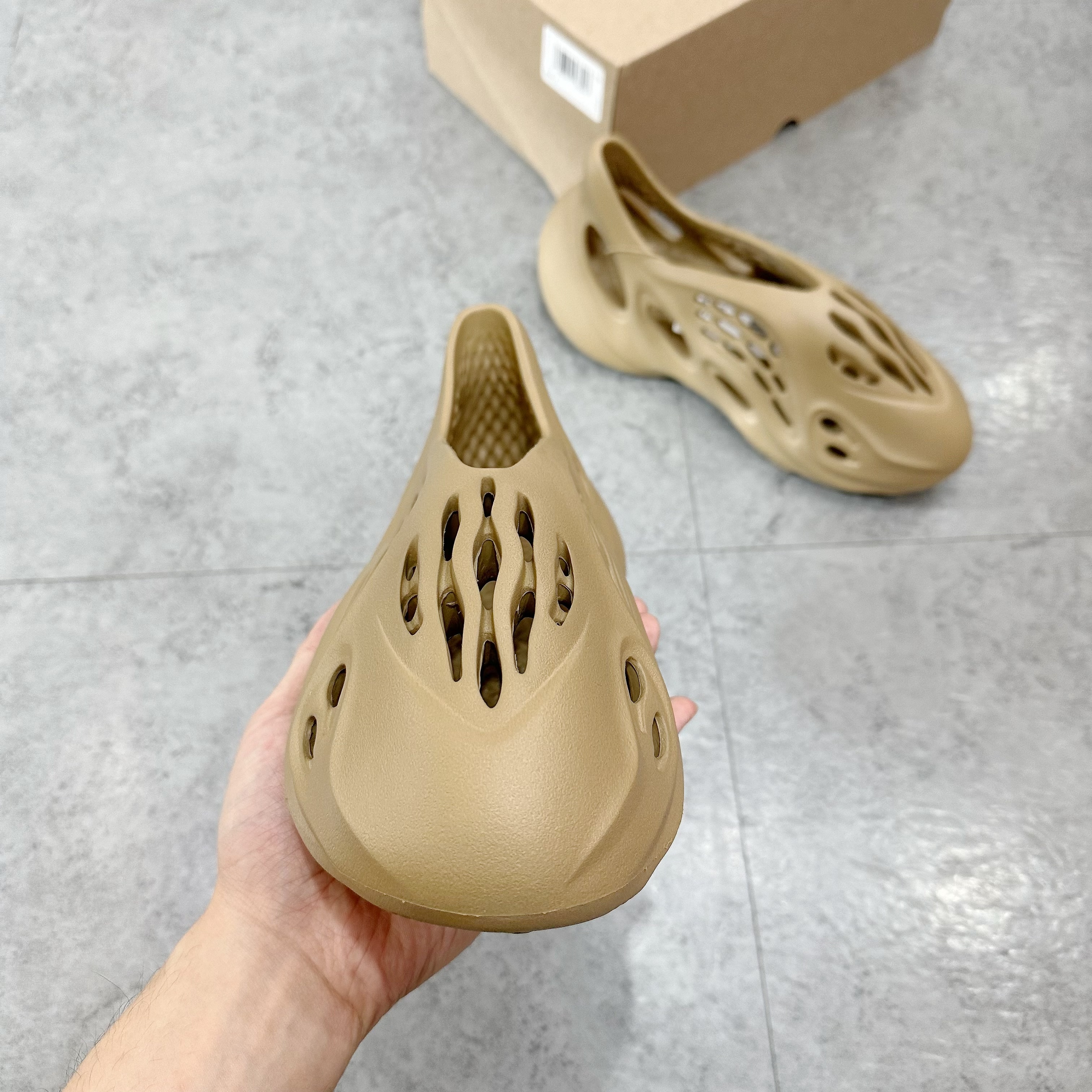 adidas Yeezy Foam RNR Clay Taupe  GV6842