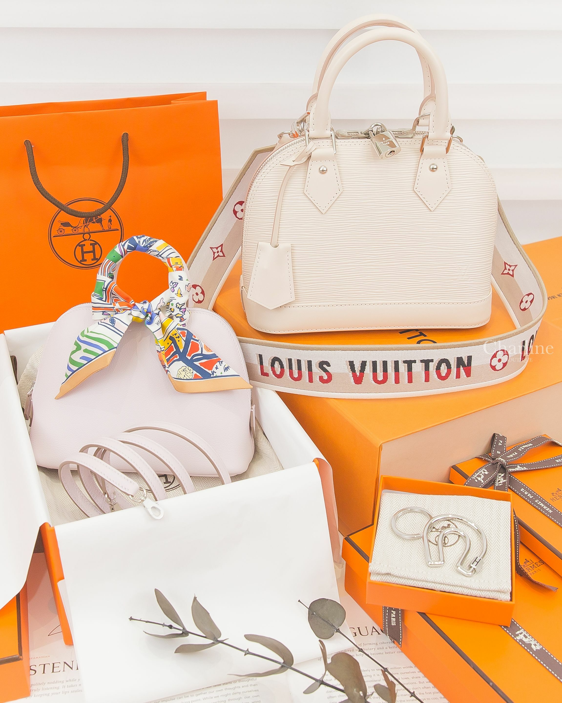 Louis Vuitton 石英白銀釦牛皮水波紋紅黑刺繡米滾邊寬背帶手提肩背包,Hermès 淡紫色銀釦迷你手提肩背包,銀色簍空馬蹄黑色H字樣不銹鋼鑰匙圈,綠色/藍色/彩色/手繪塗鴉絲巾-Charline Boutique 精品代購