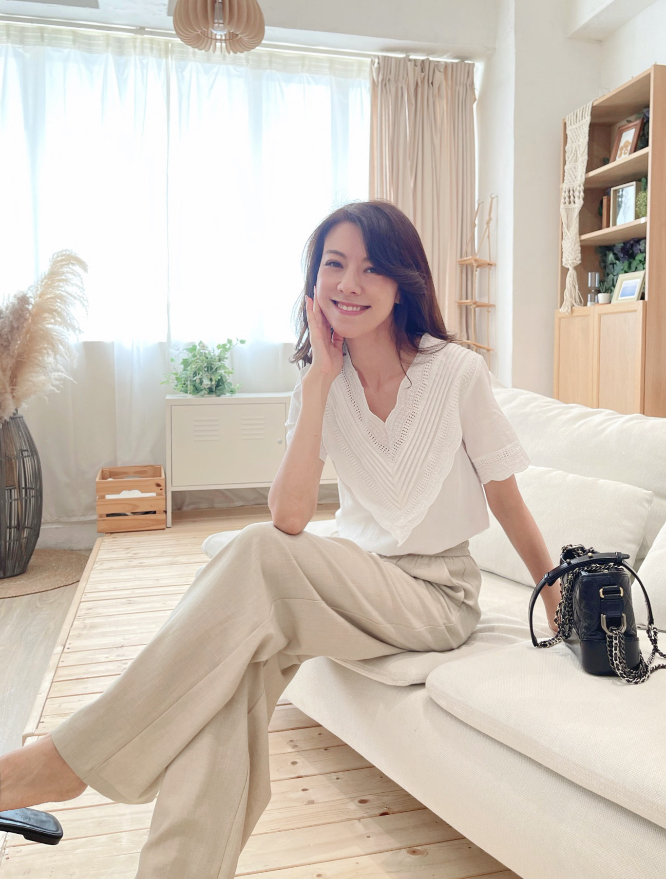 Embroidered V-Neck Top_TP237L19