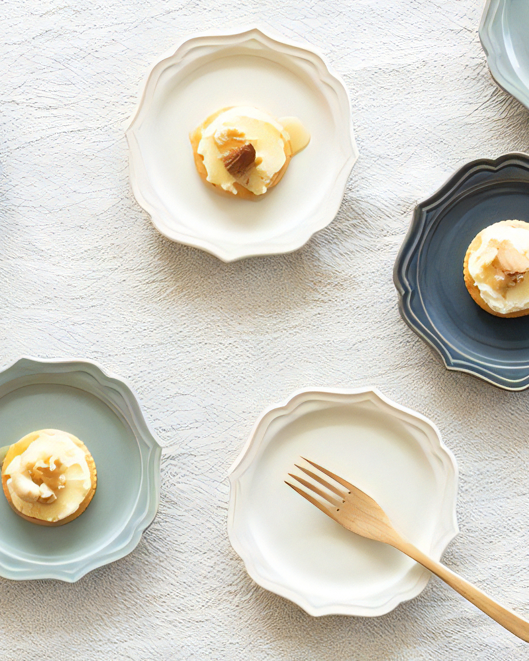 Vanves Relief Plate M 18cm Navy blue｜Mino Ware