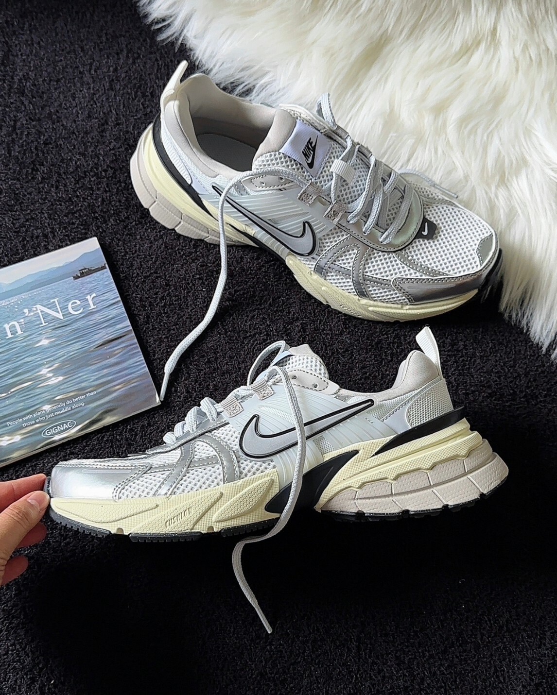 代購 NIKE V2K "Summit White Metallic Silver" 跑步鞋 白銀 JUN