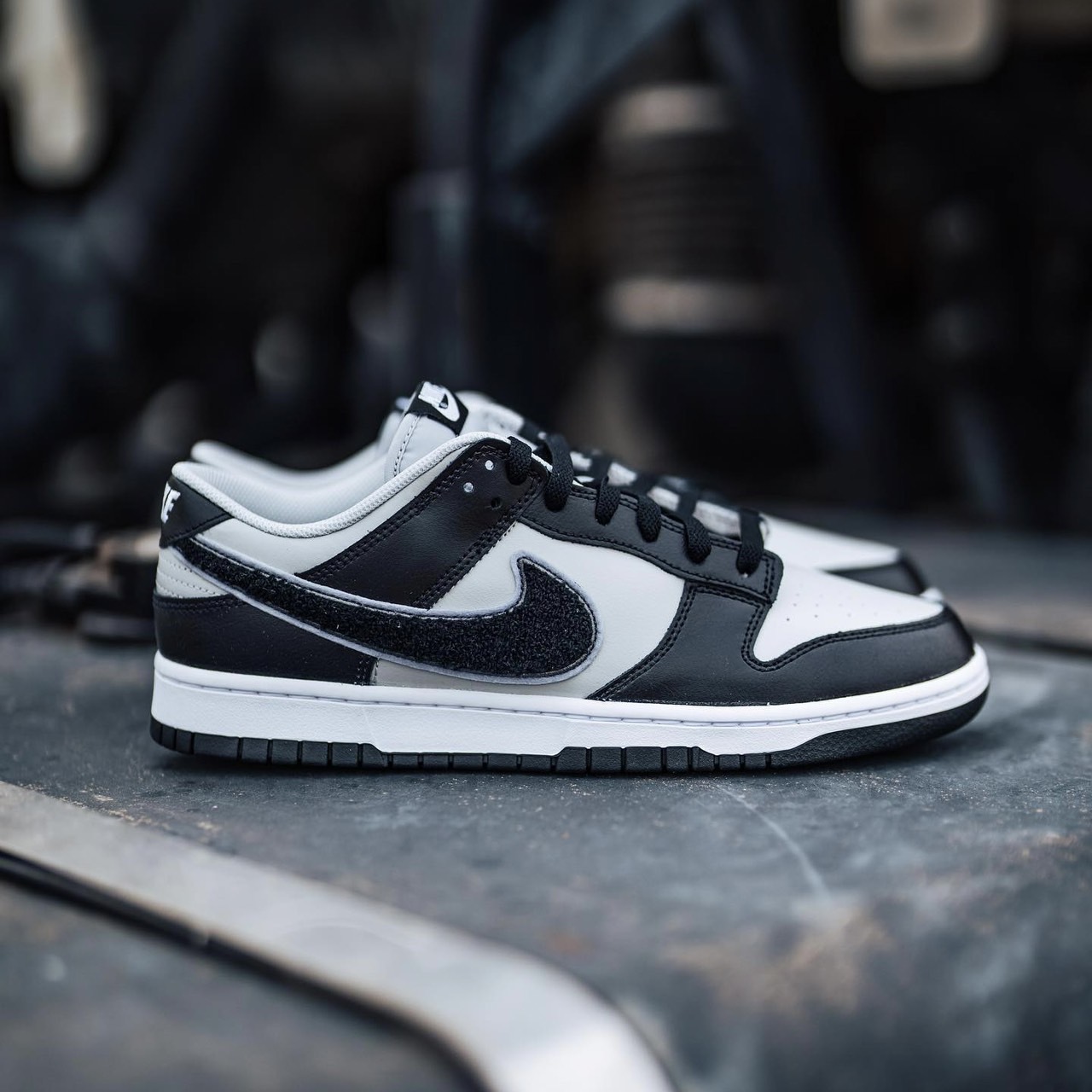 Nike Dunk Low Chenille Swoosh 黑灰 毛絨大勾 低筒男鞋 DQ7683-001