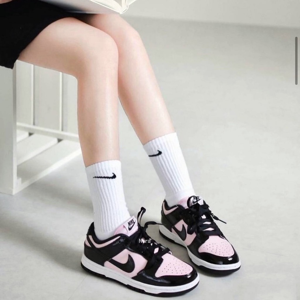 Nike Dunk Low ESS "Pink Black" 漆皮皮革 黑粉熊貓 女鞋 DJ9955-600