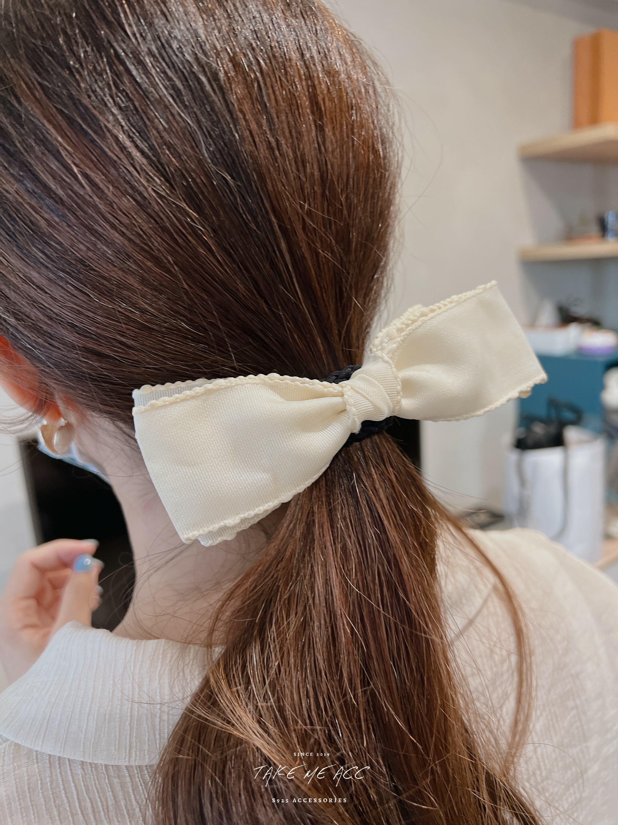 細節很美的米白蝴蝶結髮飾｜韓國連線