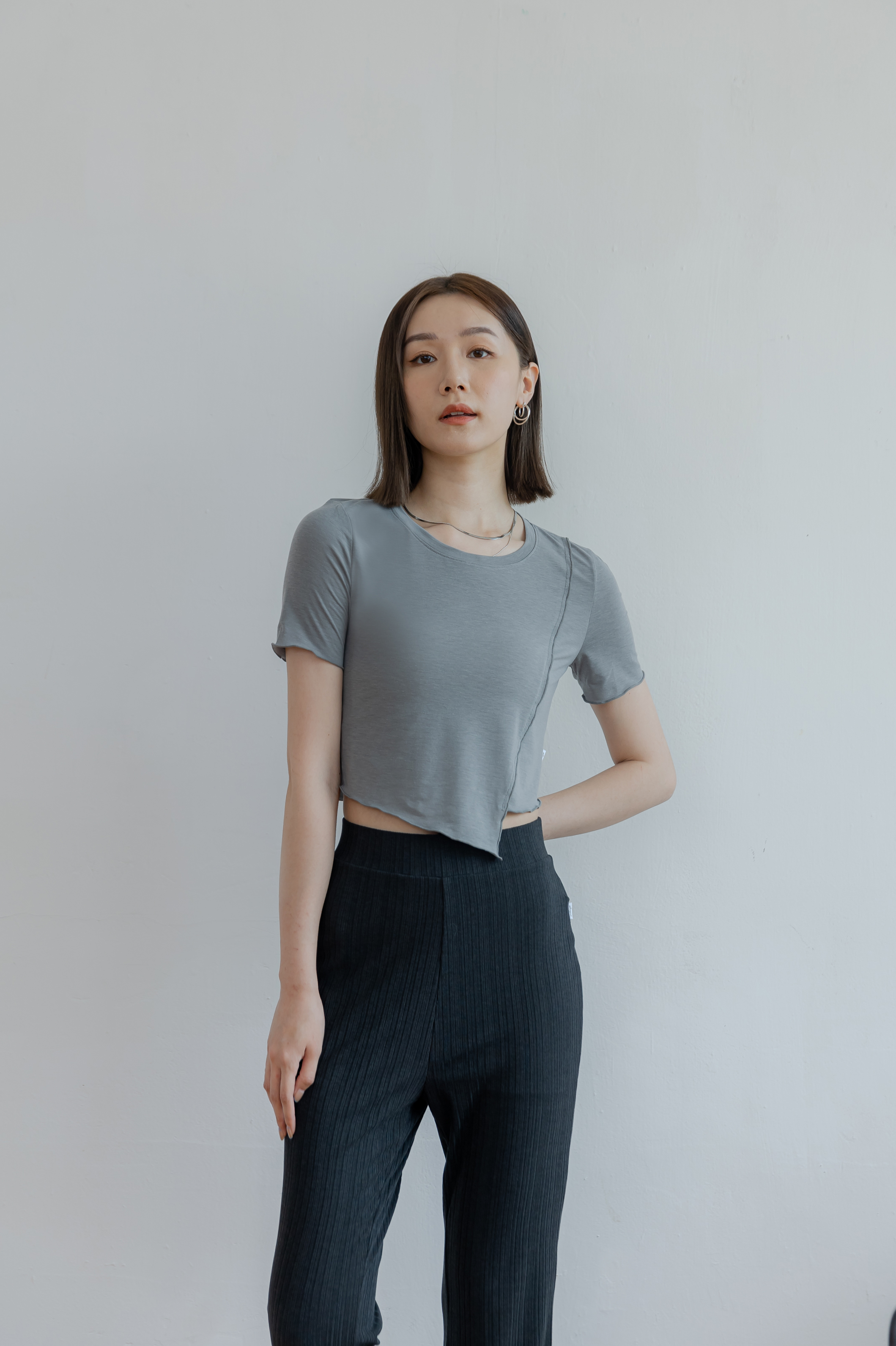 斜邊下擺密拷上衣- 灰綠