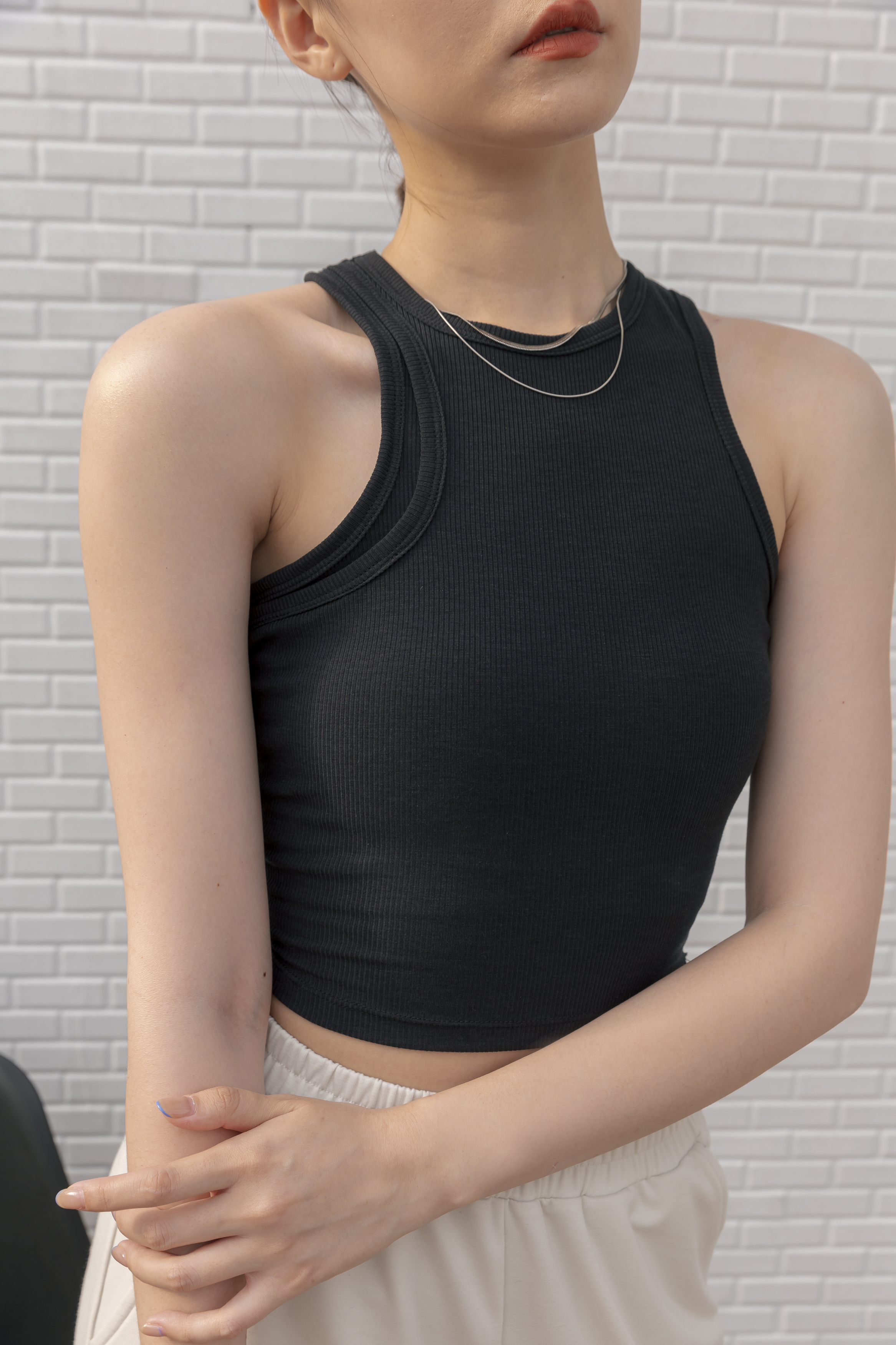 羅紋設計感削肩背心- 黑