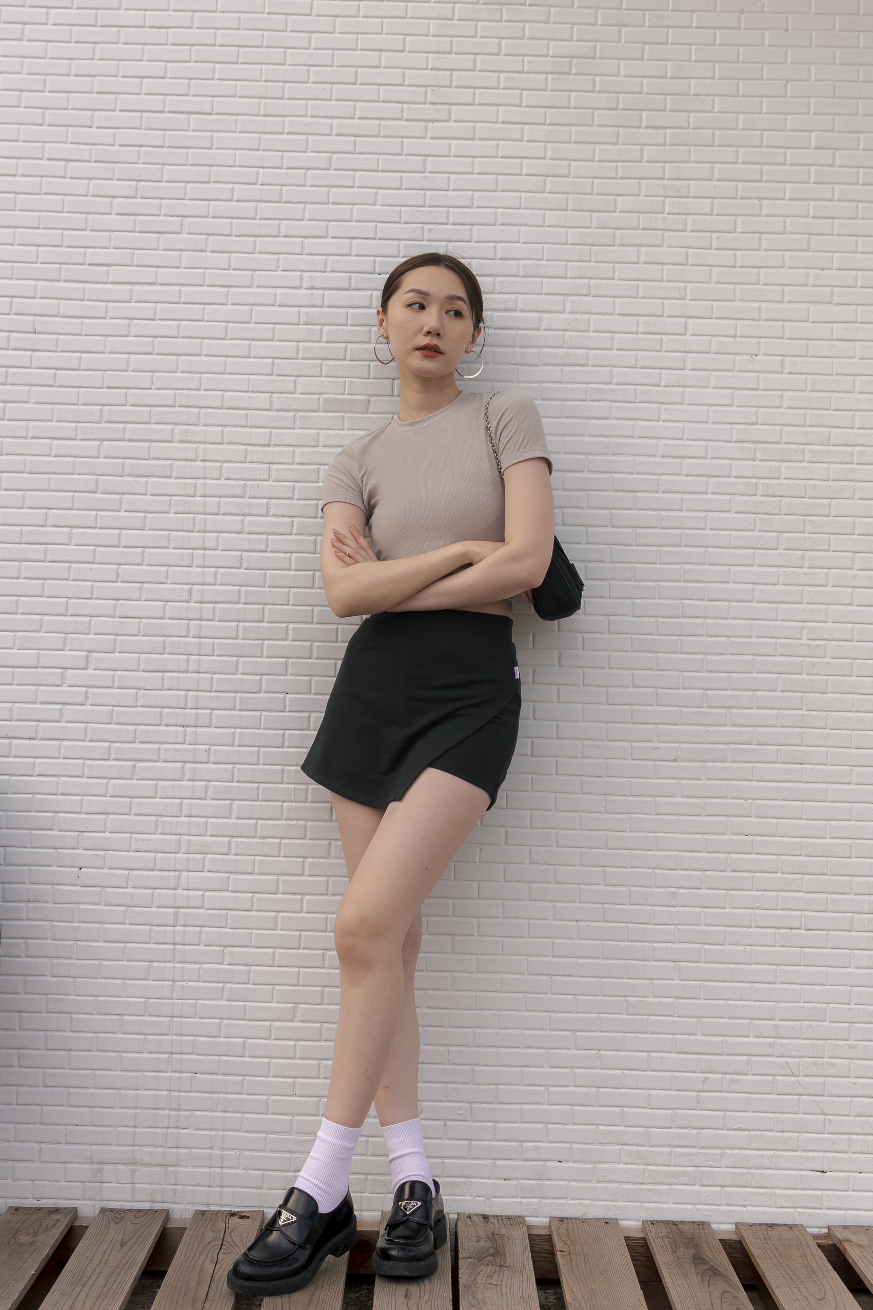 舒適斜角設計褲裙- 黑