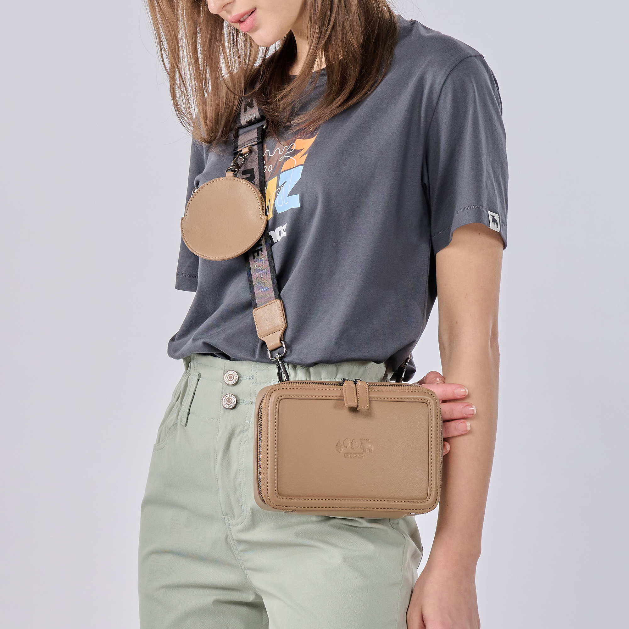 【惜福商品999】moz瑞典 駝鹿 皮革 防潑水 斜背相機包 (奶茶)