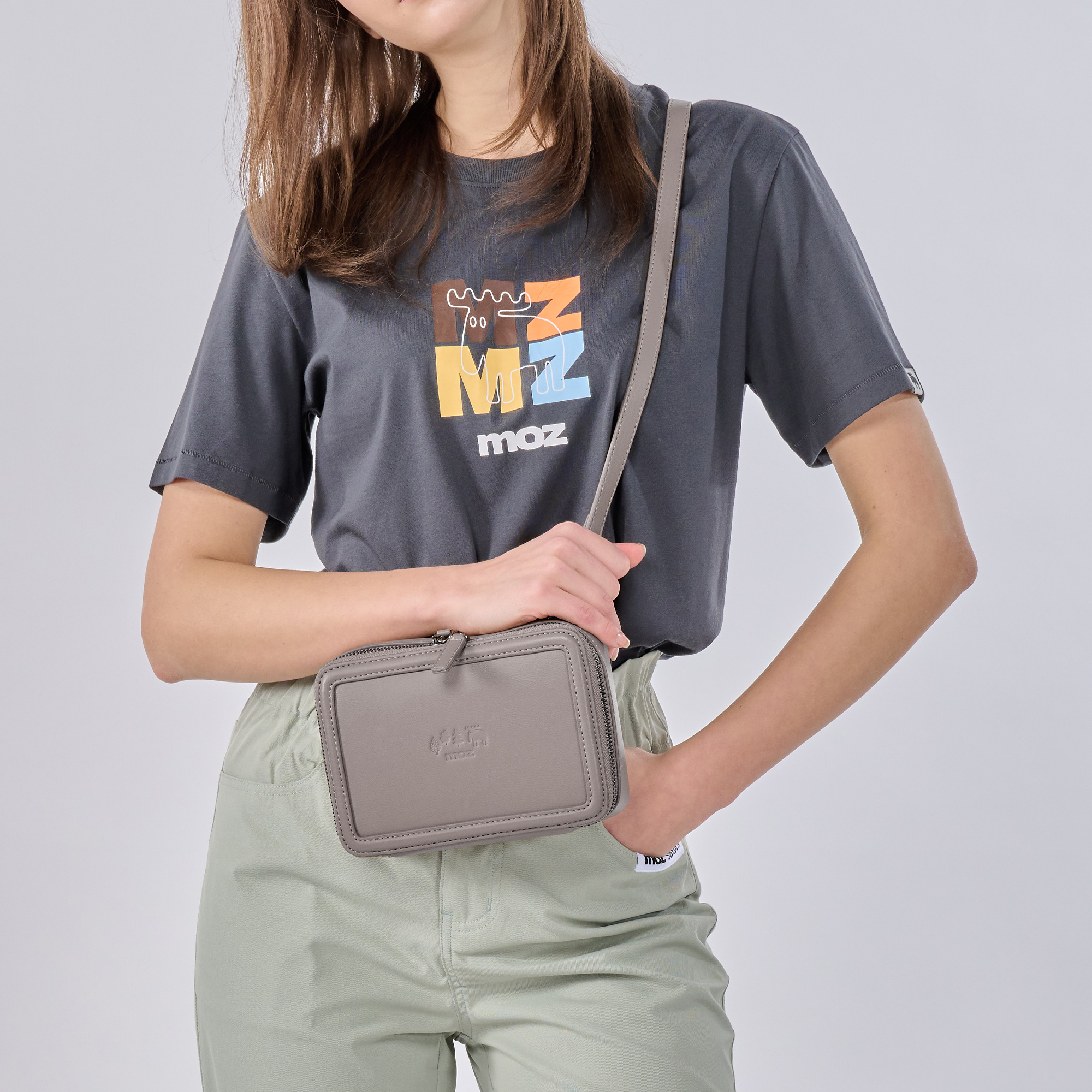 【惜福商品999】moz瑞典 駝鹿 皮革 防潑水 斜背相機包 (栗子色)