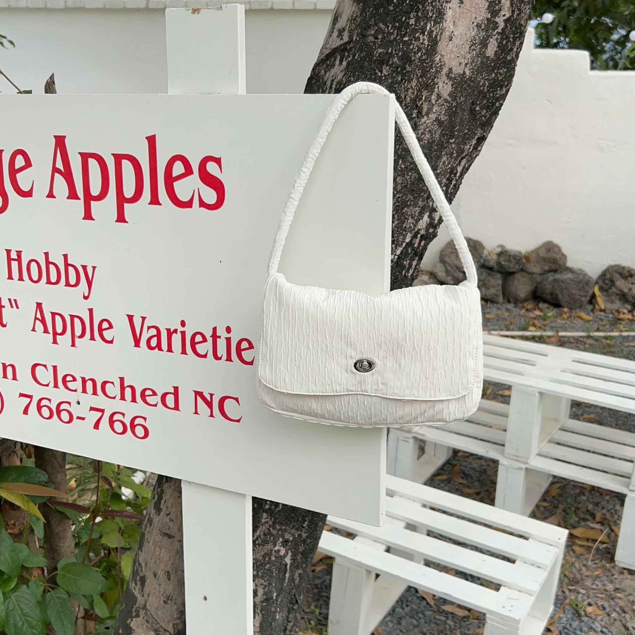 肌理感壓褶銀扣肩背包/四色