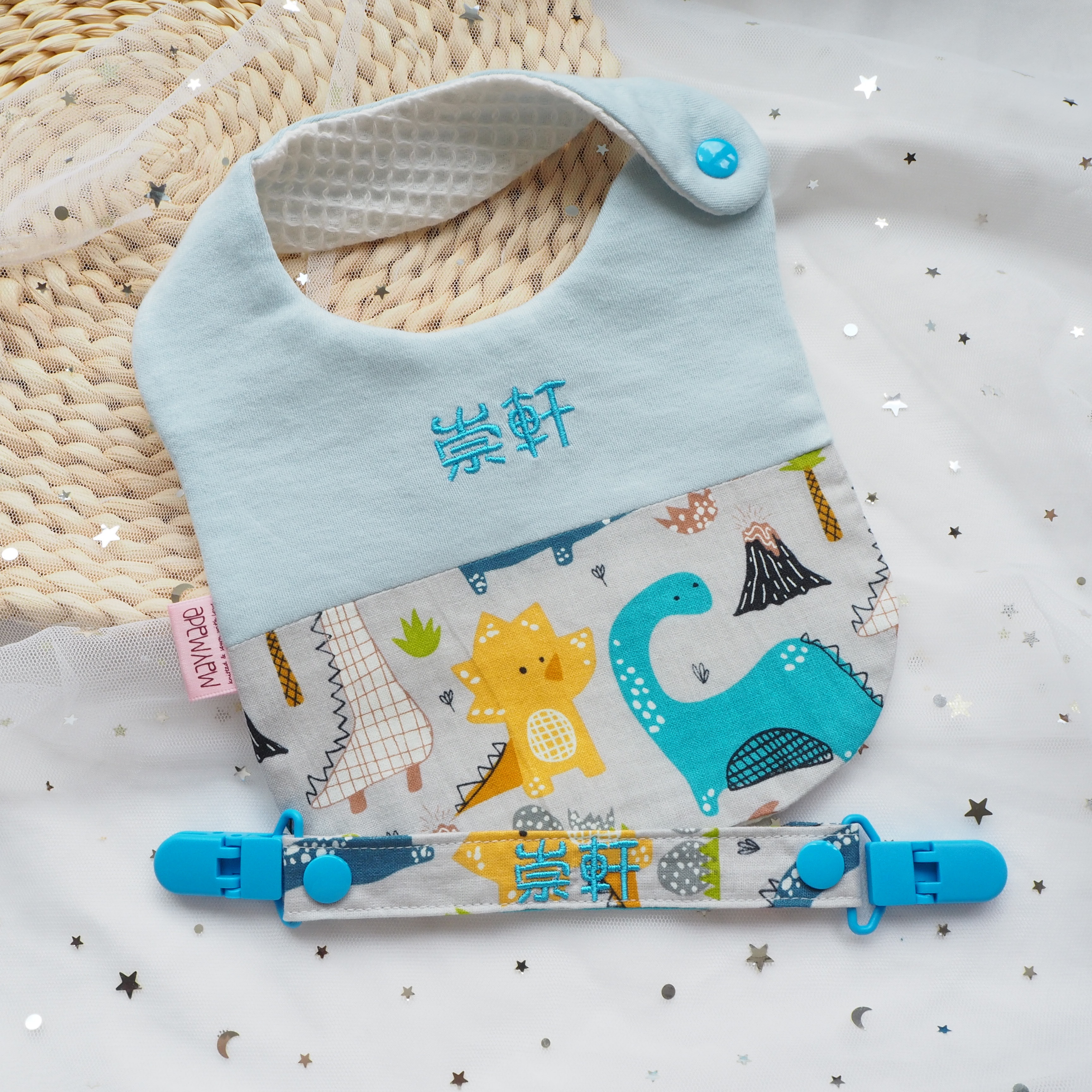 [SALE]灰色恐龍純棉布圖案 拼布款繡名口水肩