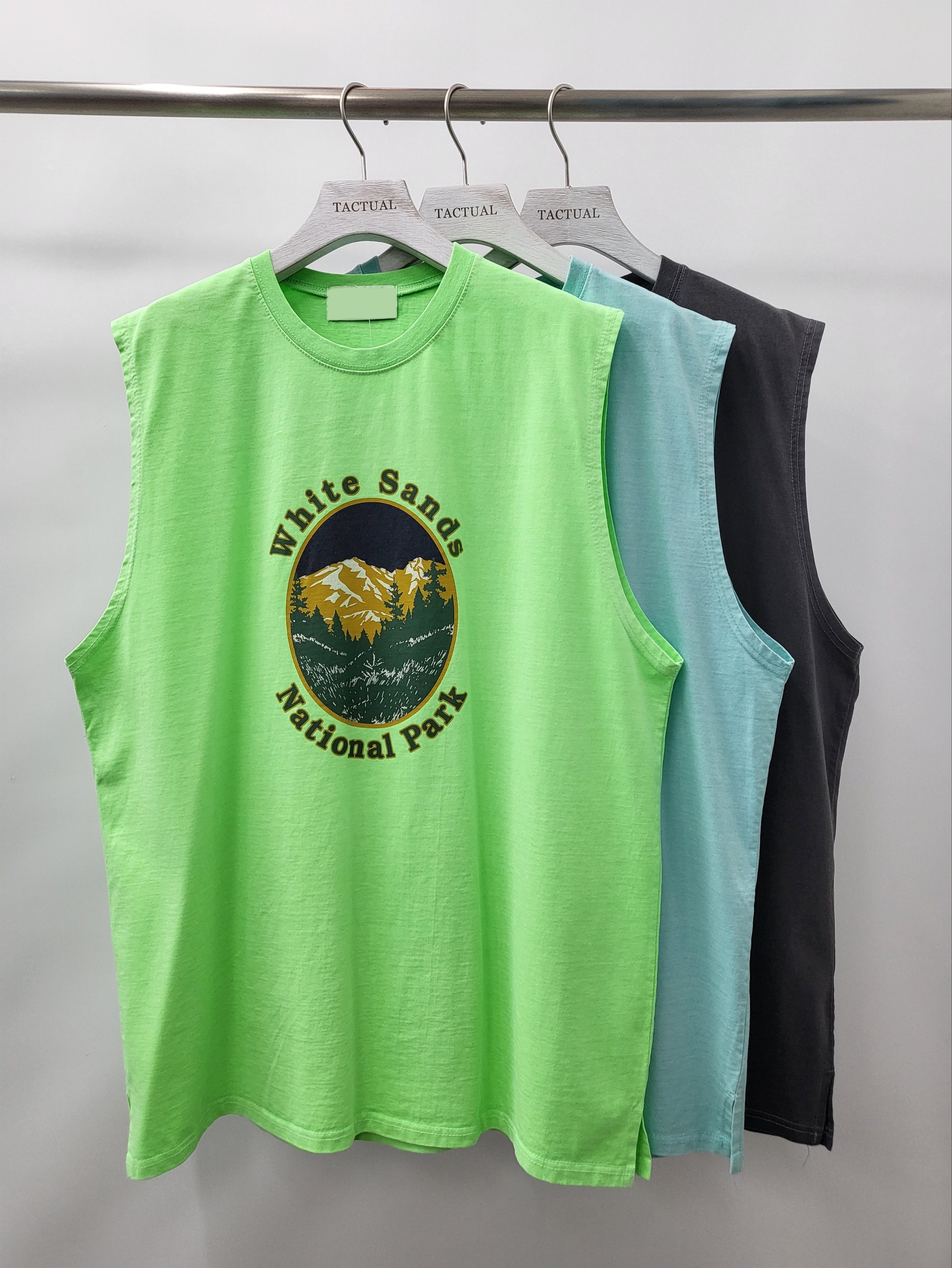 英文字山景圖案背心 V956