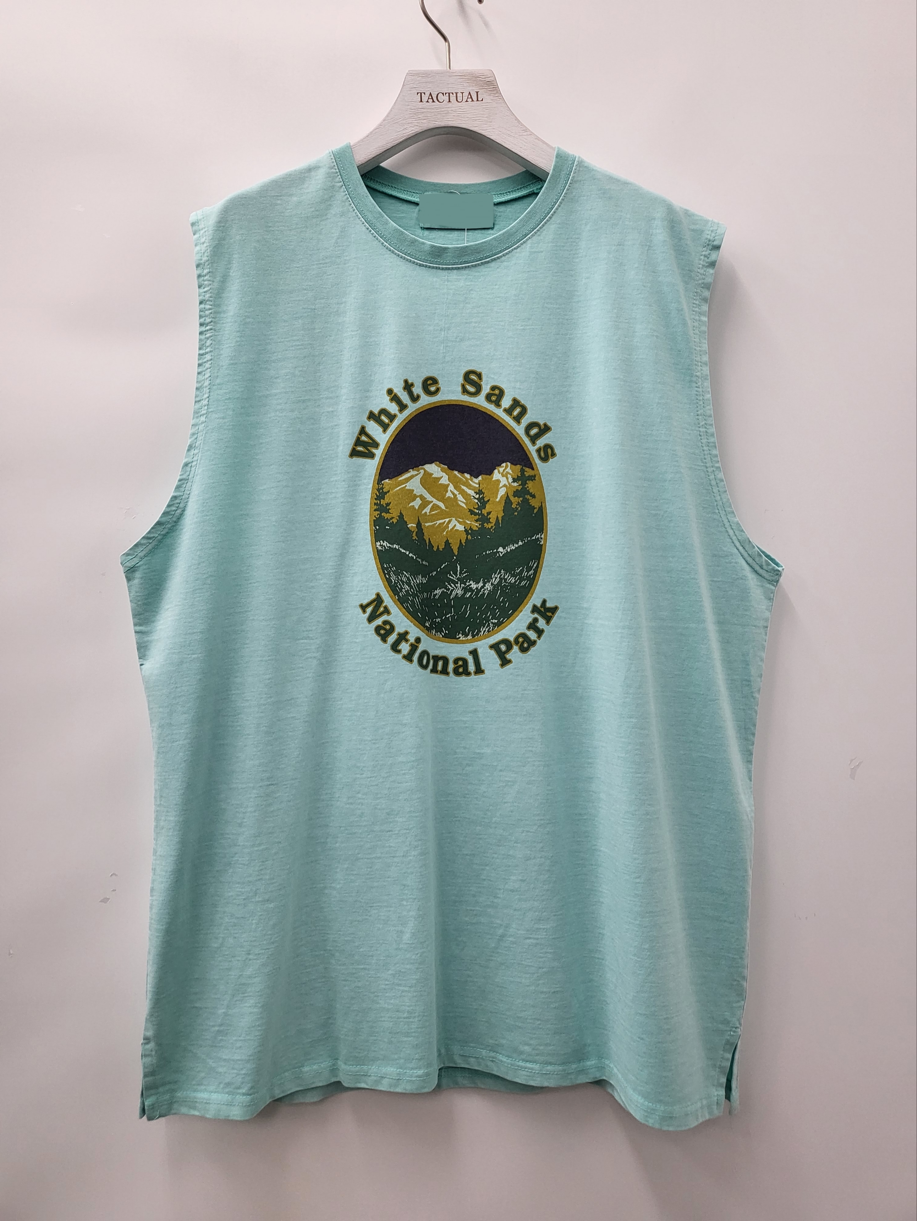 英文字山景圖案背心 V956