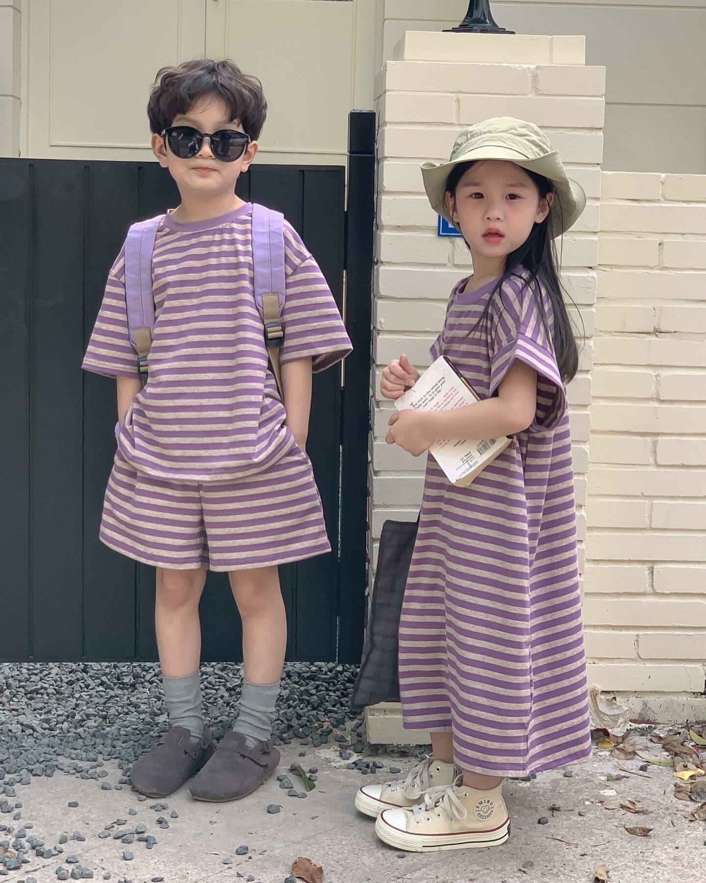 兄弟姐妹一起的紫色條紋套裝/洋裝