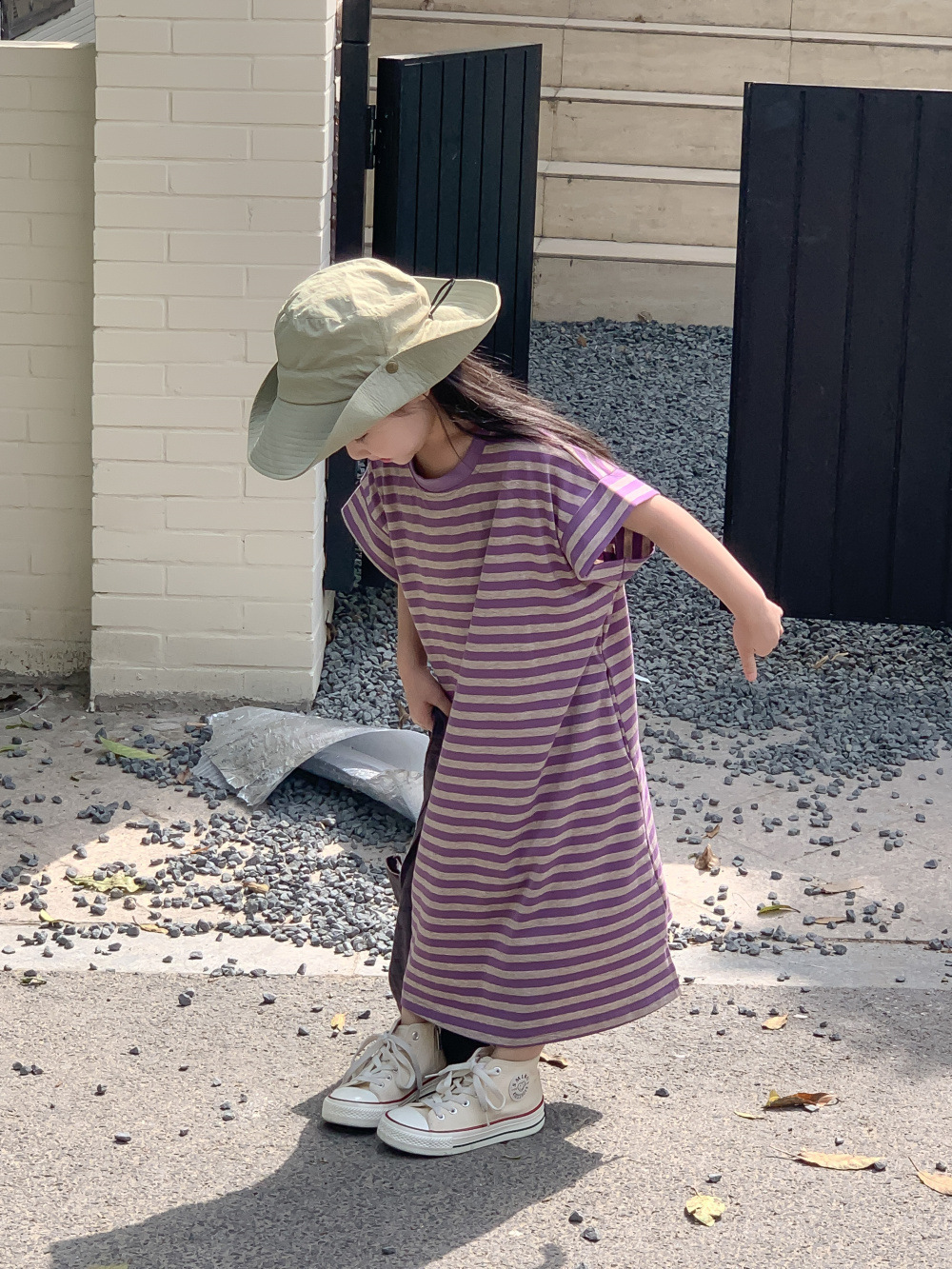 兄弟姐妹一起的紫色條紋套裝/洋裝