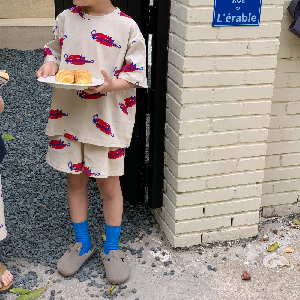 兄弟姊妹一起的塗鴉風套裝/洋裝