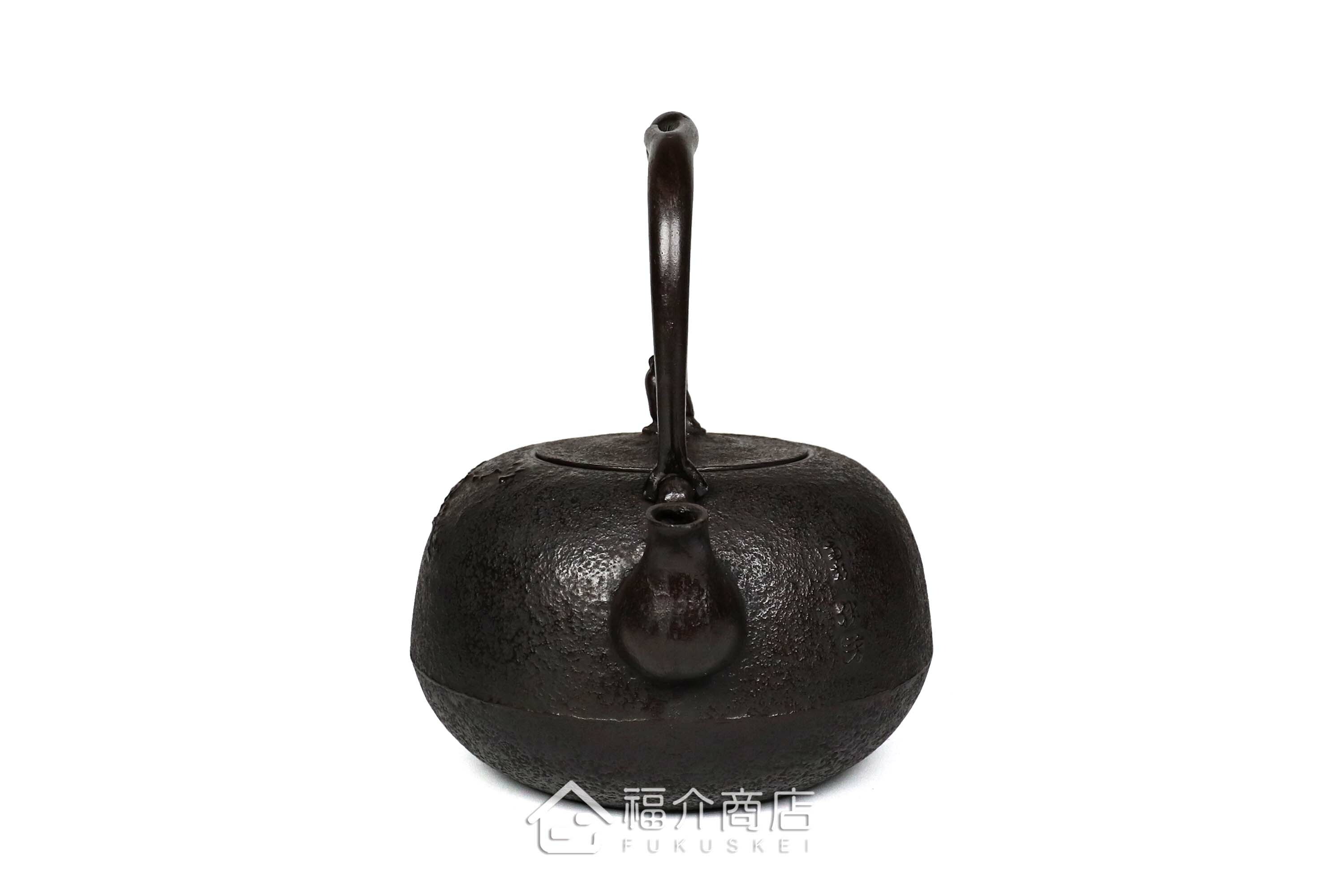 煮水泡茶用的鐵壺，壺身設計成松紋