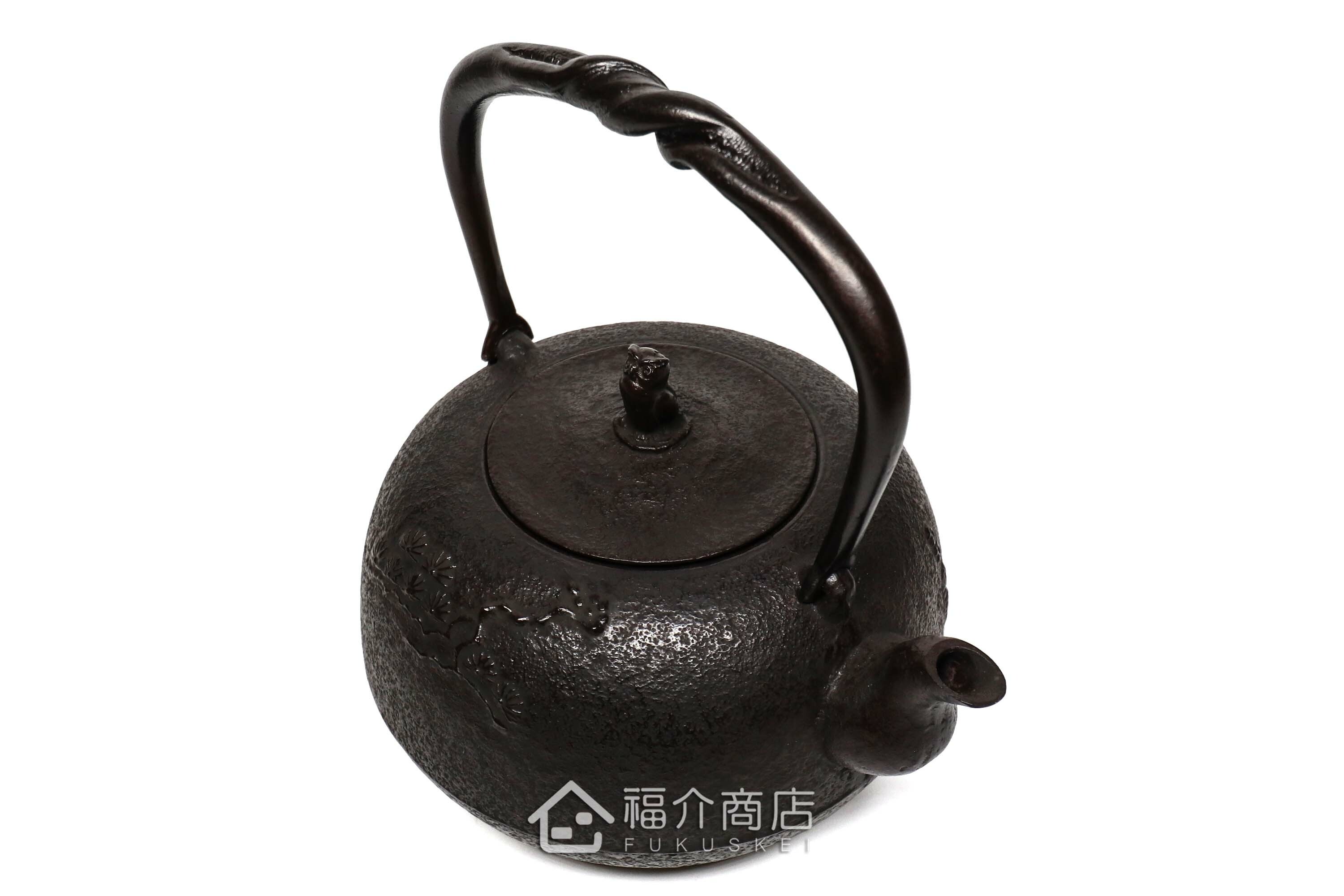 煮水泡茶用的鐵壺，壺身設計成松紋