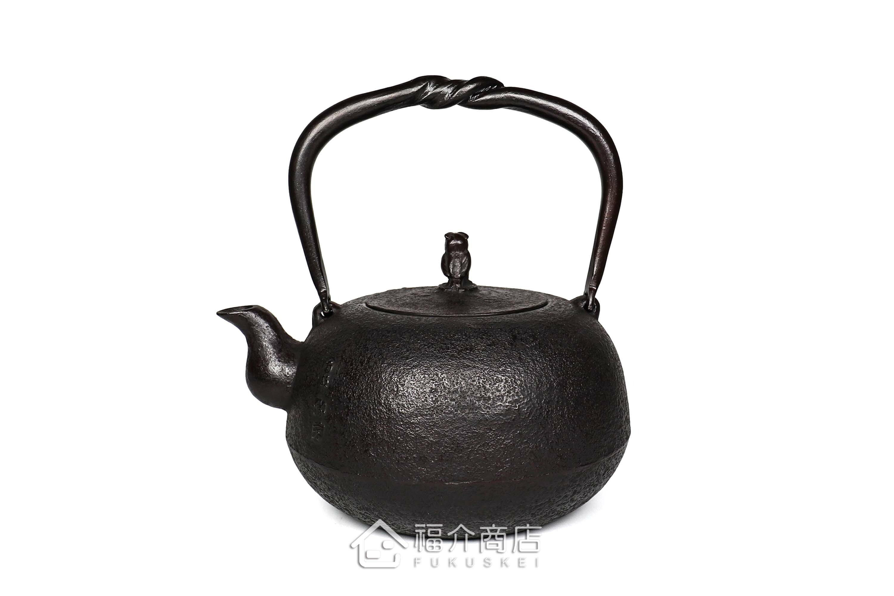 煮水泡茶用的鐵壺，壺身設計成松紋