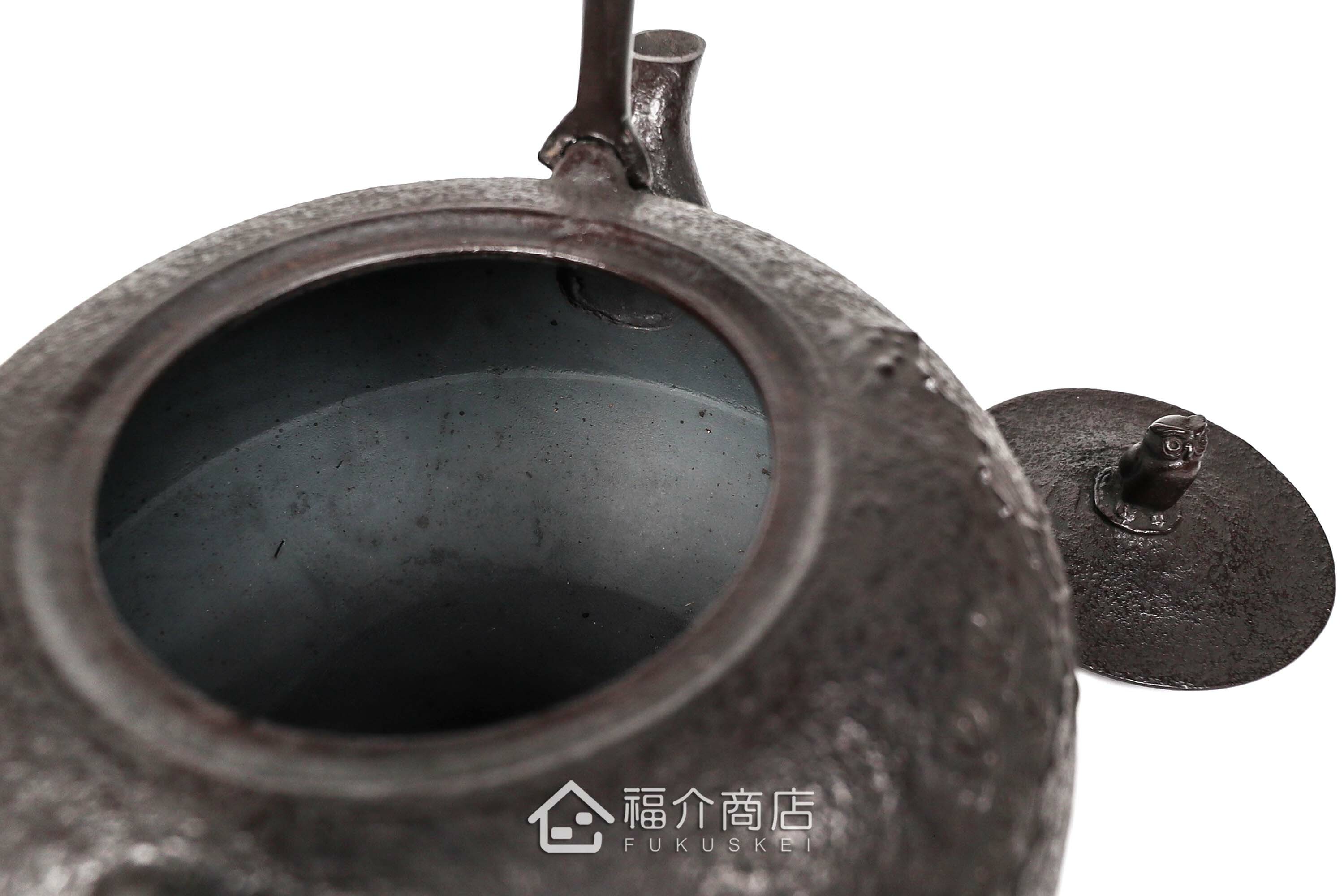 煮水泡茶用的鐵壺，壺身設計成松紋